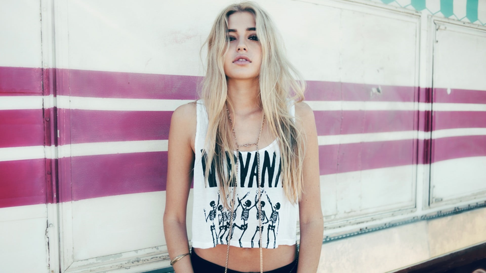 women, casual clothing, wall, teenager, hairstyle, leisure activity, portrait, woman, blonde, lips, beauty, white, hair, real people, young women, wall - building feature, HD Wallpaper