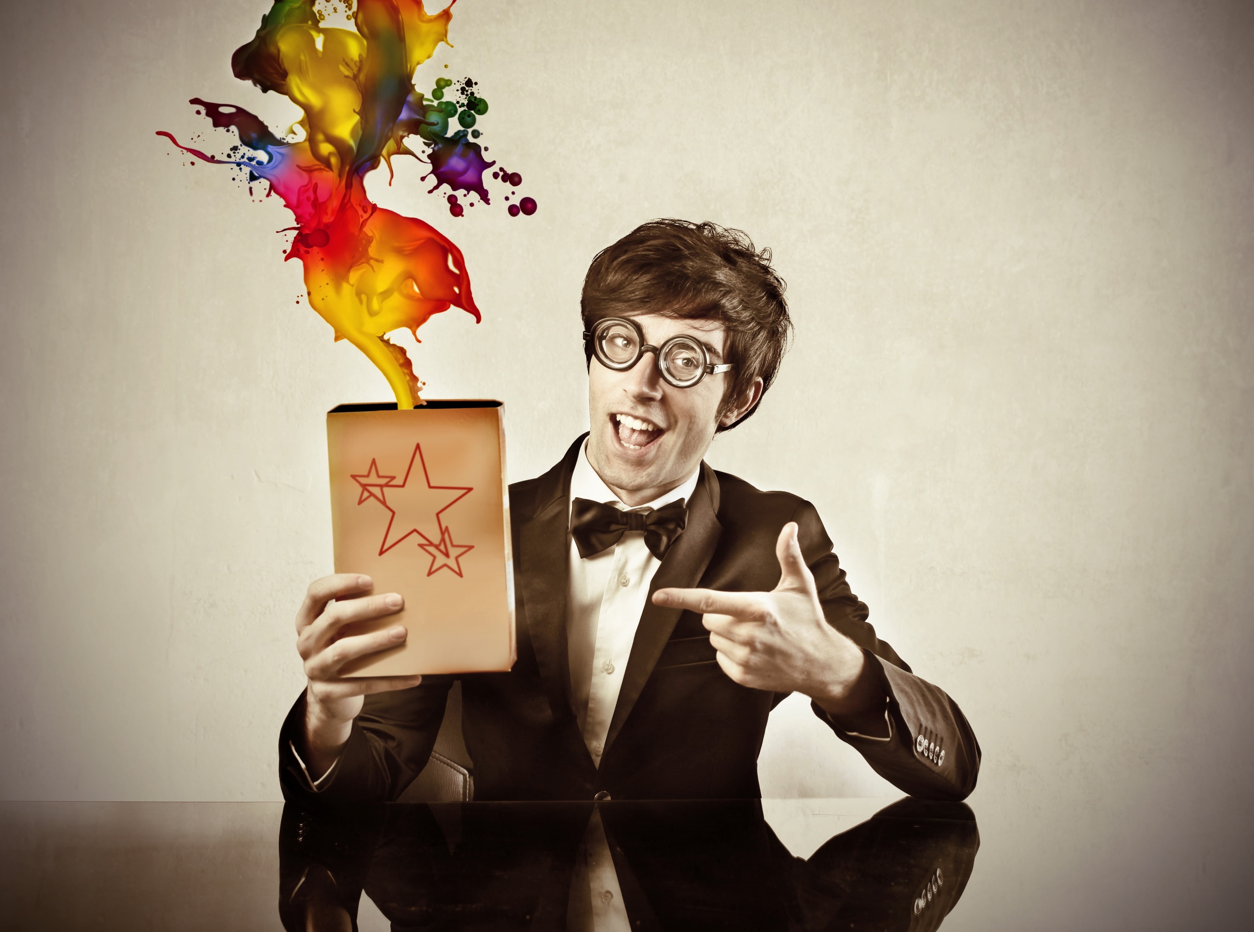 Creative, bizarre, front view, humor, note, indoors, studio shot, copy space, Aero, box, principles, men, happiness, waist up, take, advertising, smiling, HD Wallpaper