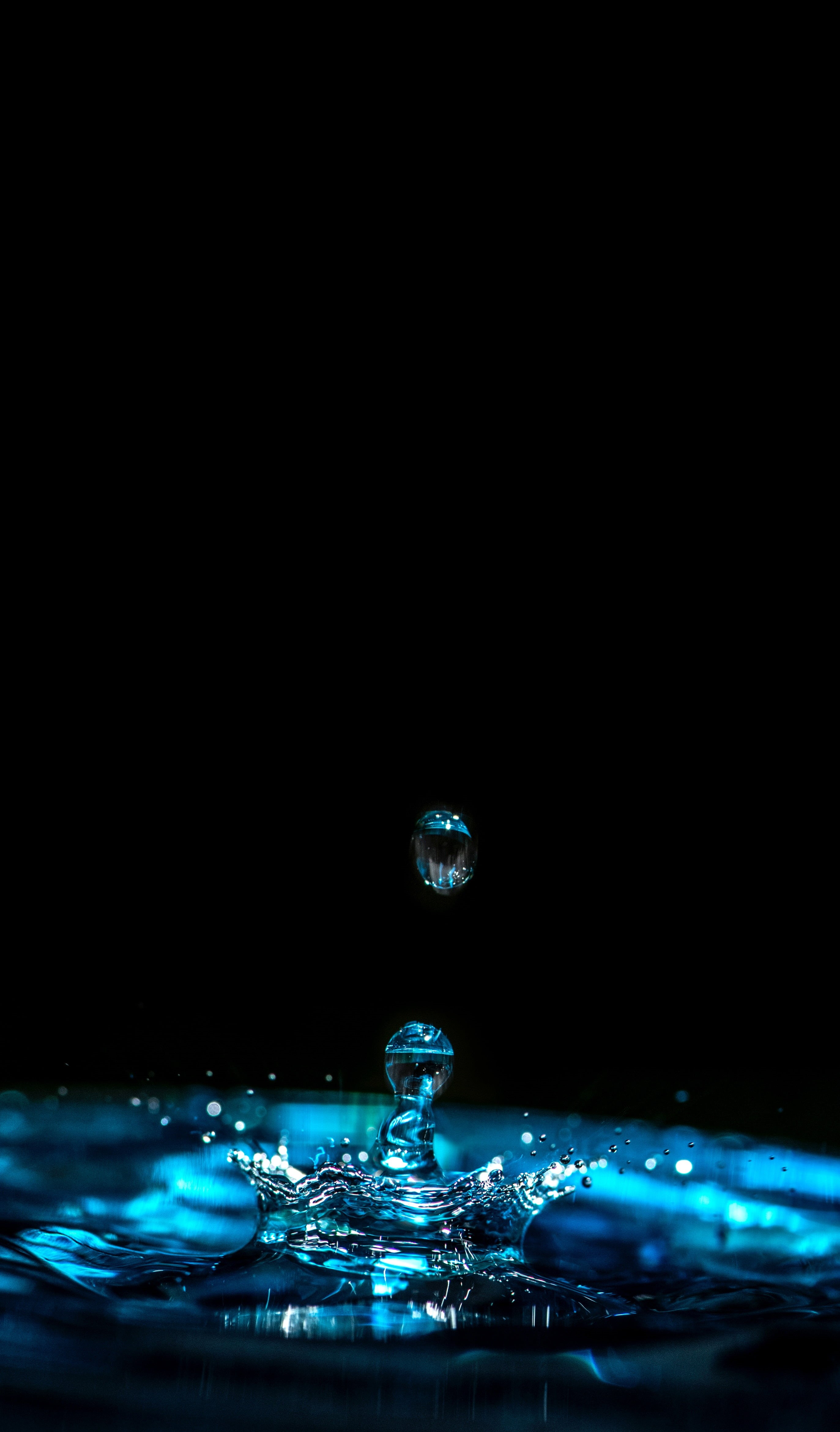 spray, splashing, splash, falling, no people, 4K, copy space, motion, reflection, blue, purity, close-up, black background, drops, water, drop, impact, Phone HD Wallpaper