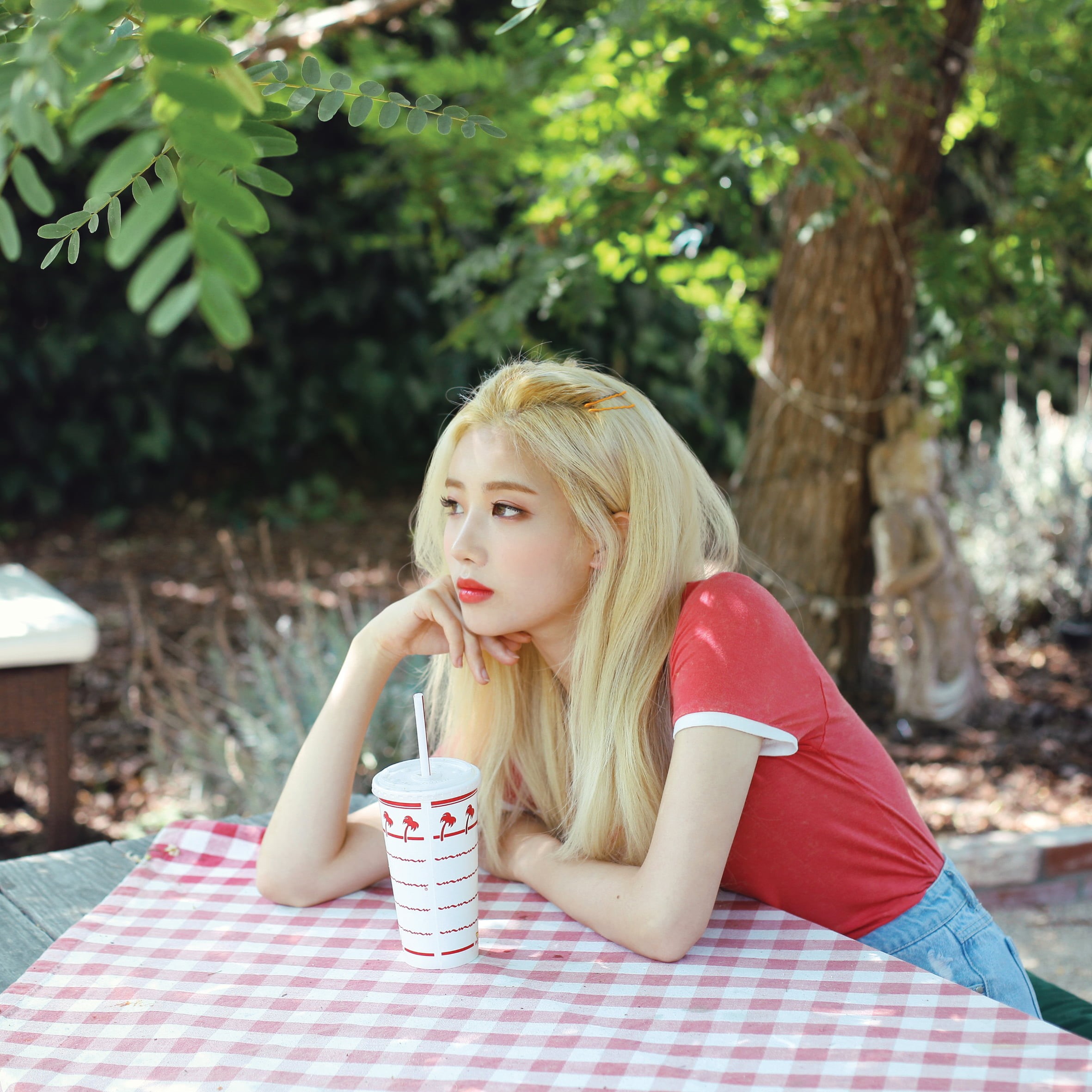 women, beautiful woman, checked pattern, day, Kim Lip, mug, outdoors, refreshment, table, cup, hair, hairstyle, LOONA, drinking, blond hair, leisure activity, Phone HD Wallpaper