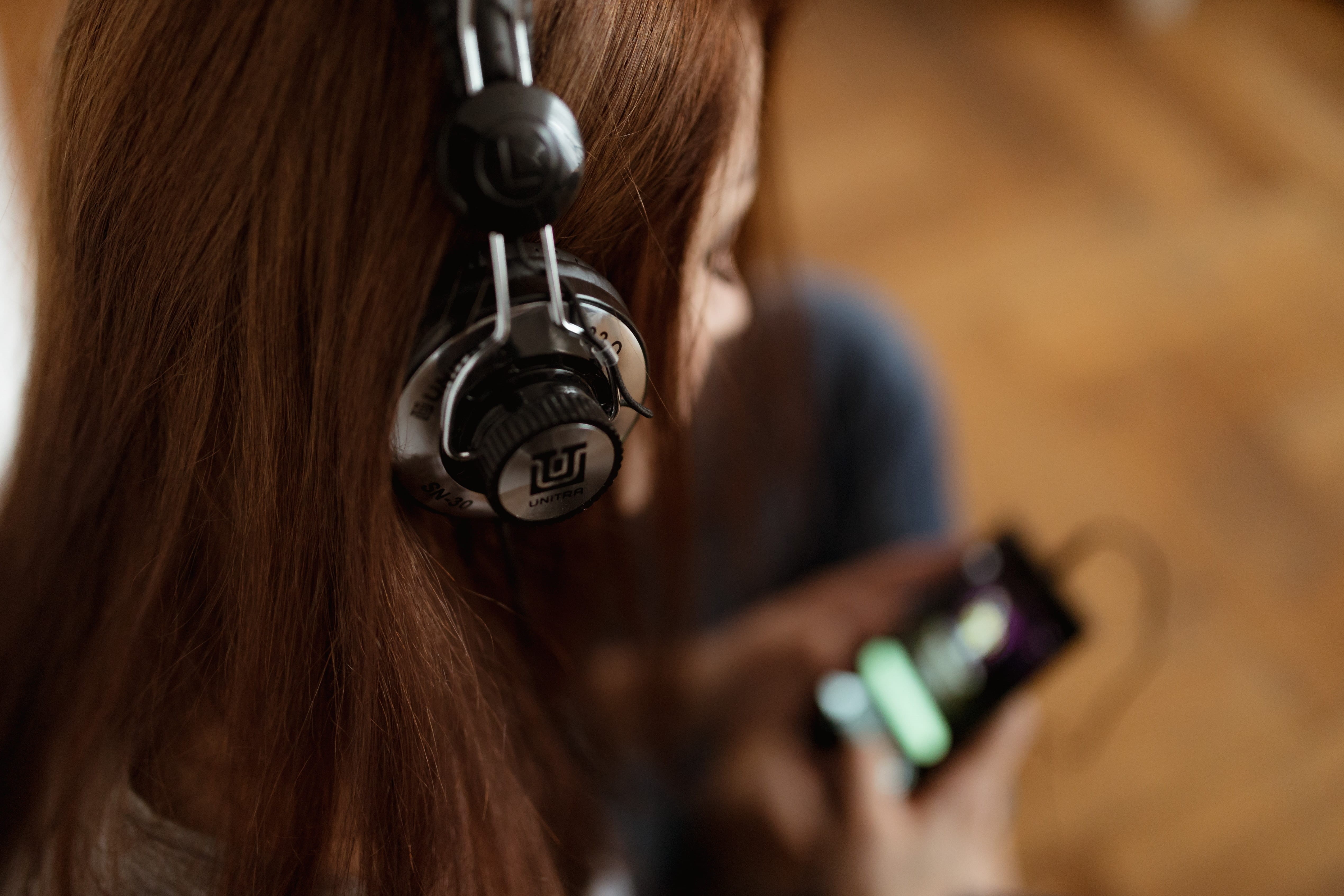 gun, indoors, alone, spotify, headphones, sport, woman, music, aiming, handgun, one person, hair, female, shooting a weapon, women, technology, beauty, HD Wallpaper