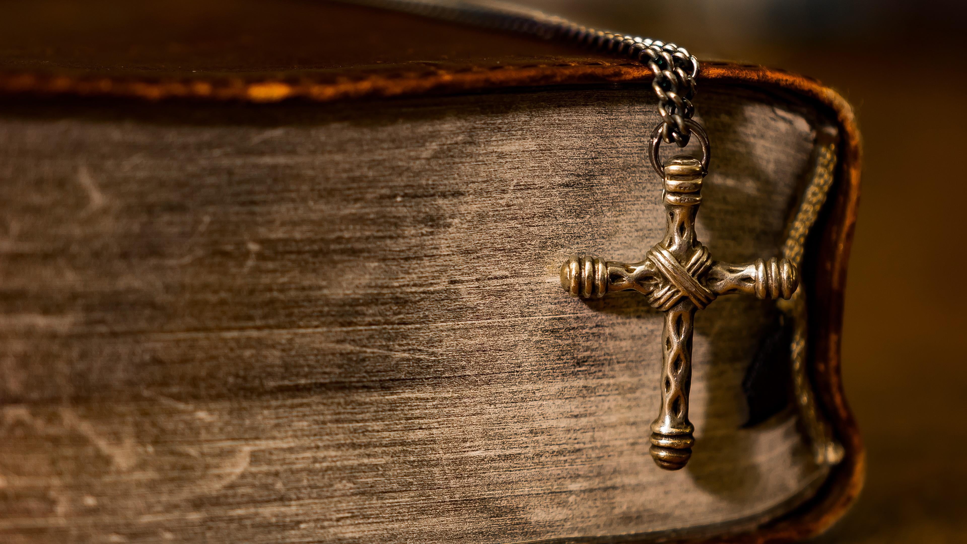 old, ornate, 4K, spirituality, table, photography, protection, selective focus, antique, religion, metal, close-up, jewelry, single object, chain, christian, HD Wallpaper
