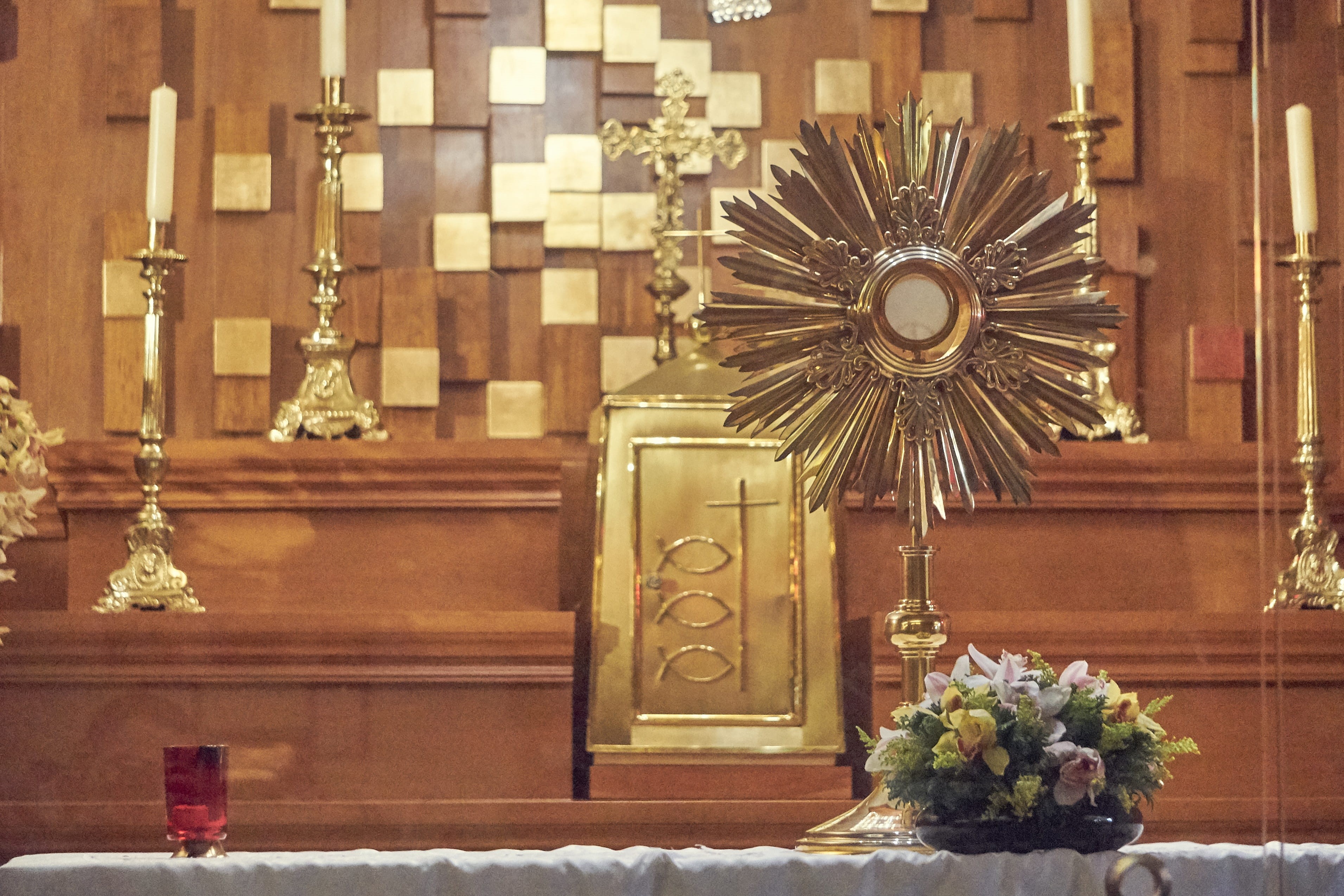ostia, no people, catholicism, 2K, flowering plant, candle, architecture, pray, faith, god, flower, spirituality, the blessed sacrament, place of worship, HD Wallpaper