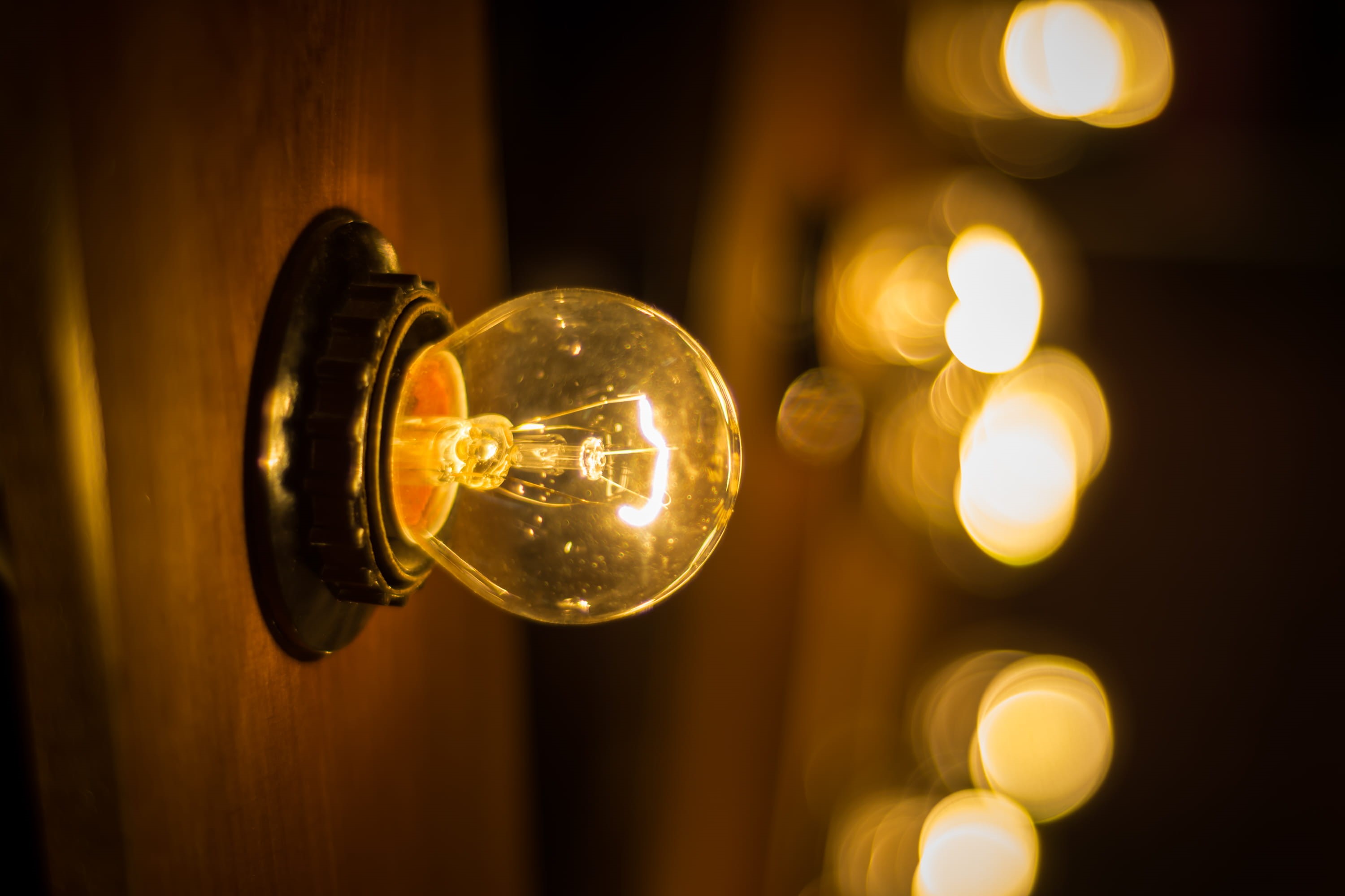 indoors, blurry, electric light, electricity, single object, light, night, selective focus, dark, lighting equipment, filament, light - natural phenomenon, HD Wallpaper