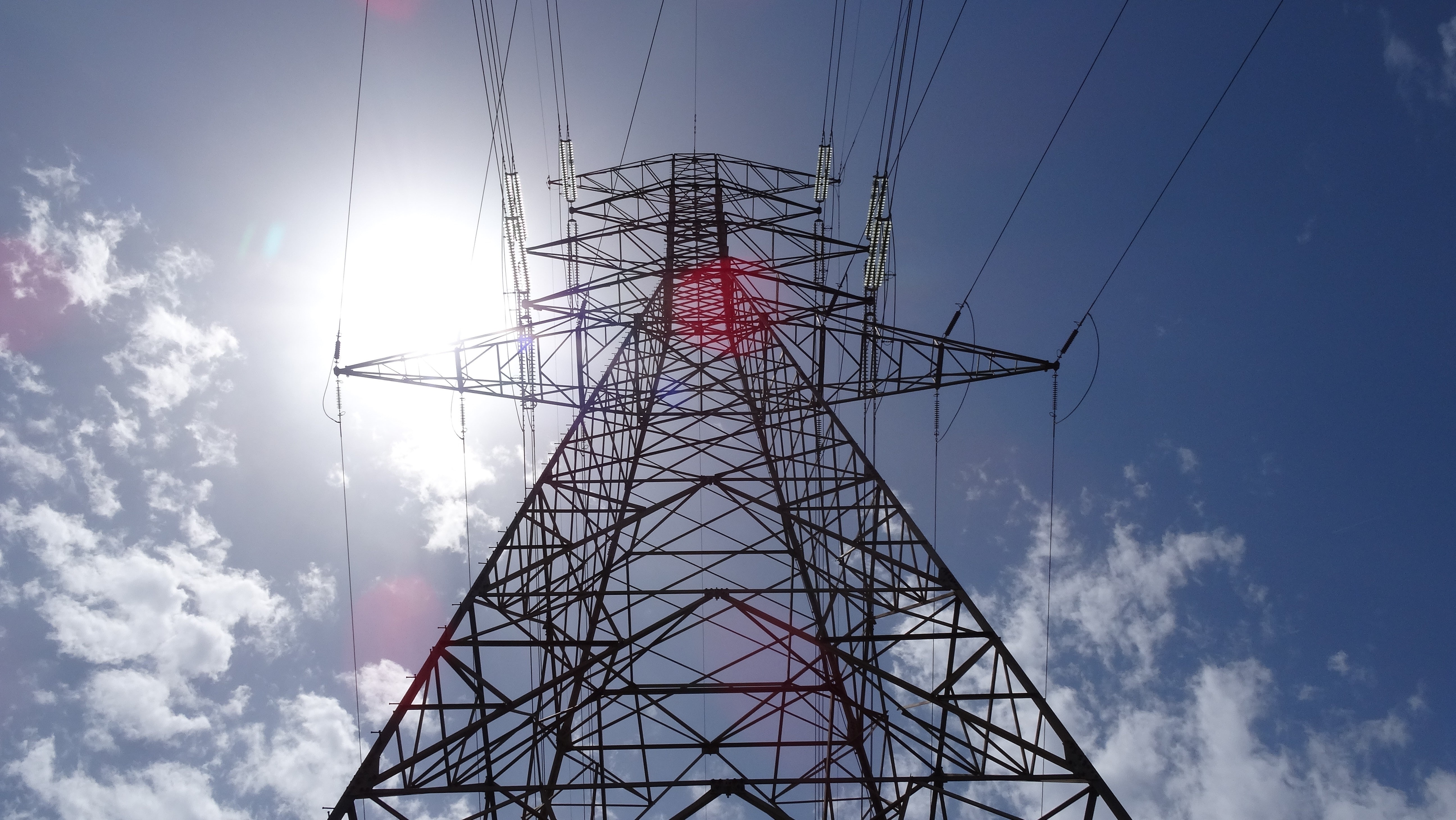 power lines, tall - high, fuel and power generation, worms eye view, metal, global communications, power supply, low angle view, sunlight, architecture, HD Wallpaper