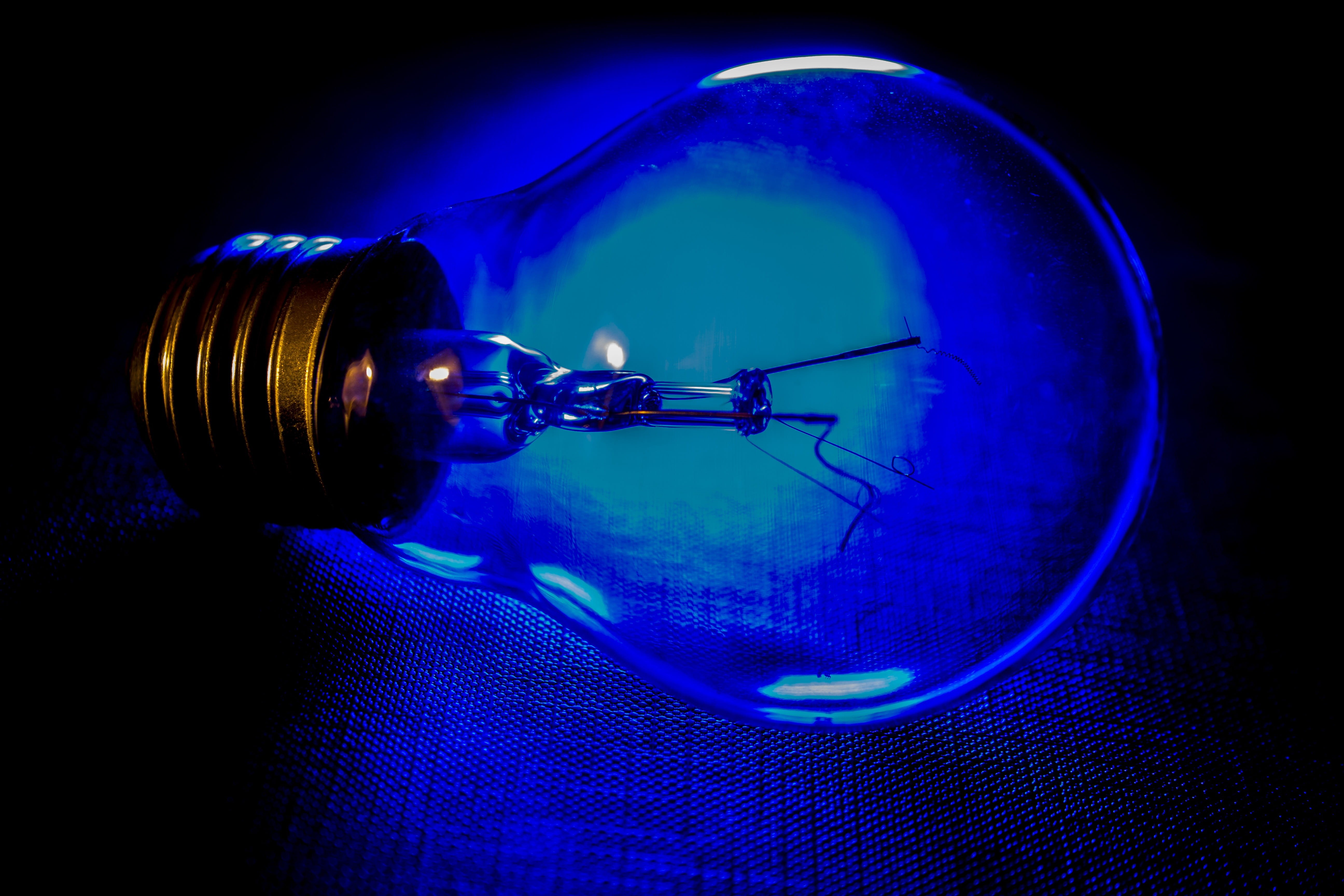 dark, circle, blue, light bulb, technology, unschaerfebereiche, creativity, science, indoors, illuminated, studio shot, healthcare and medicine, blur, color, HD Wallpaper