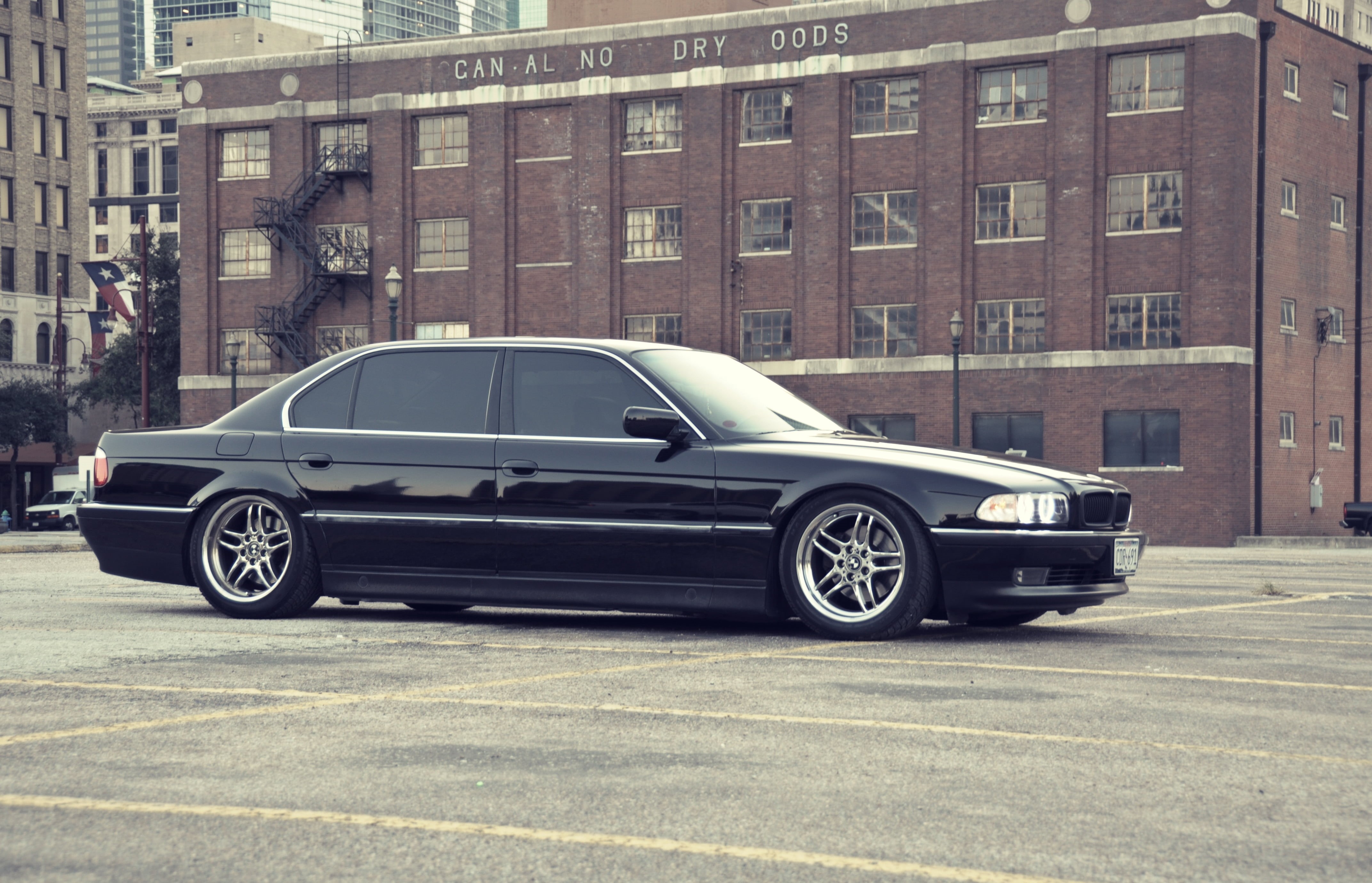modern, 4K, american Culture, classic, uSA, bmw, editorial, cityscape, retro Styled, built structure, building, nature, outdoors, land Vehicle, obsolete, HD Wallpaper
