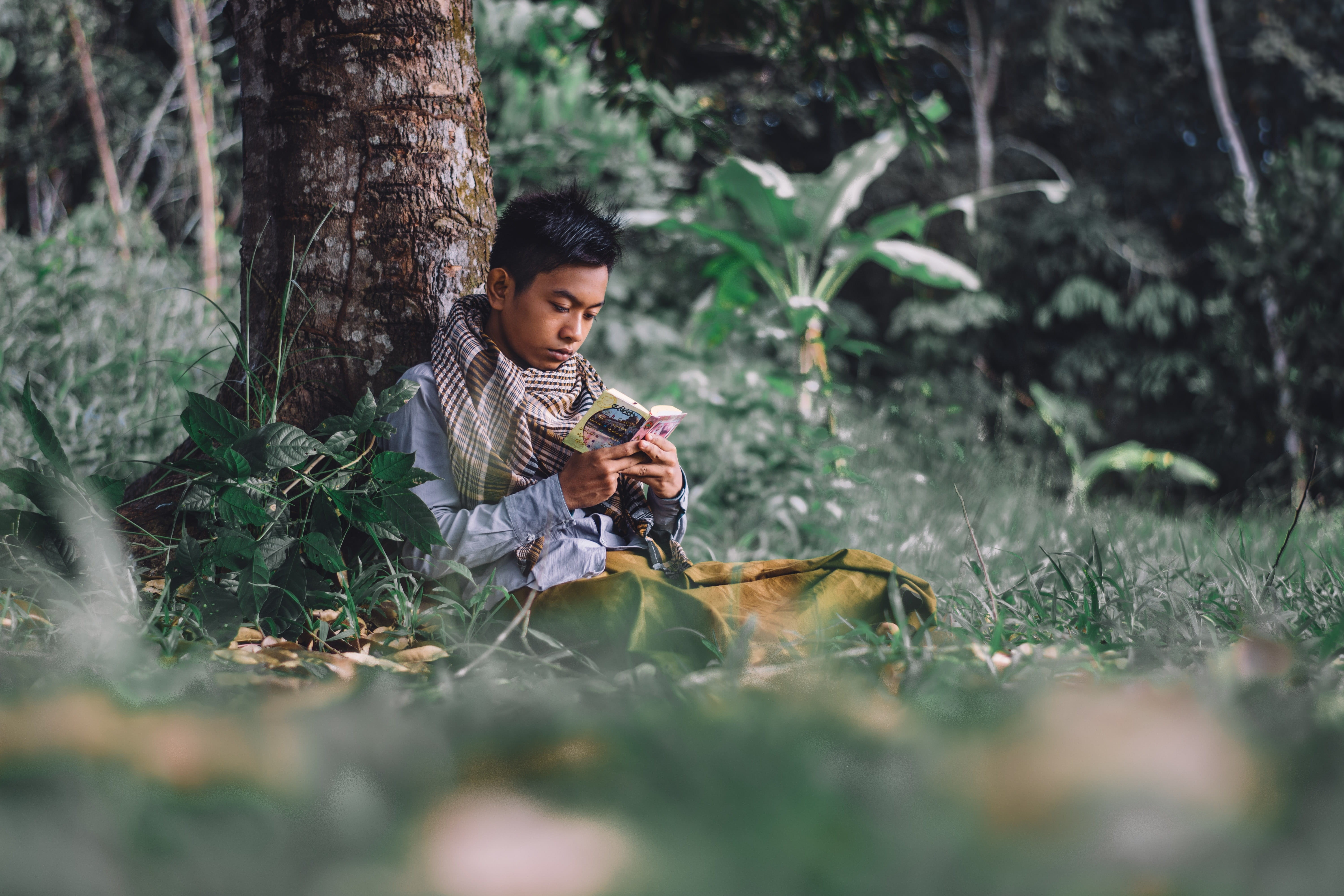 lifestyles, child, nature, guy, real people, land, muslim, casual clothing, forest, selective focus, ramadhan, childhood, tree trunk, arabic, male, growth, HD Wallpaper