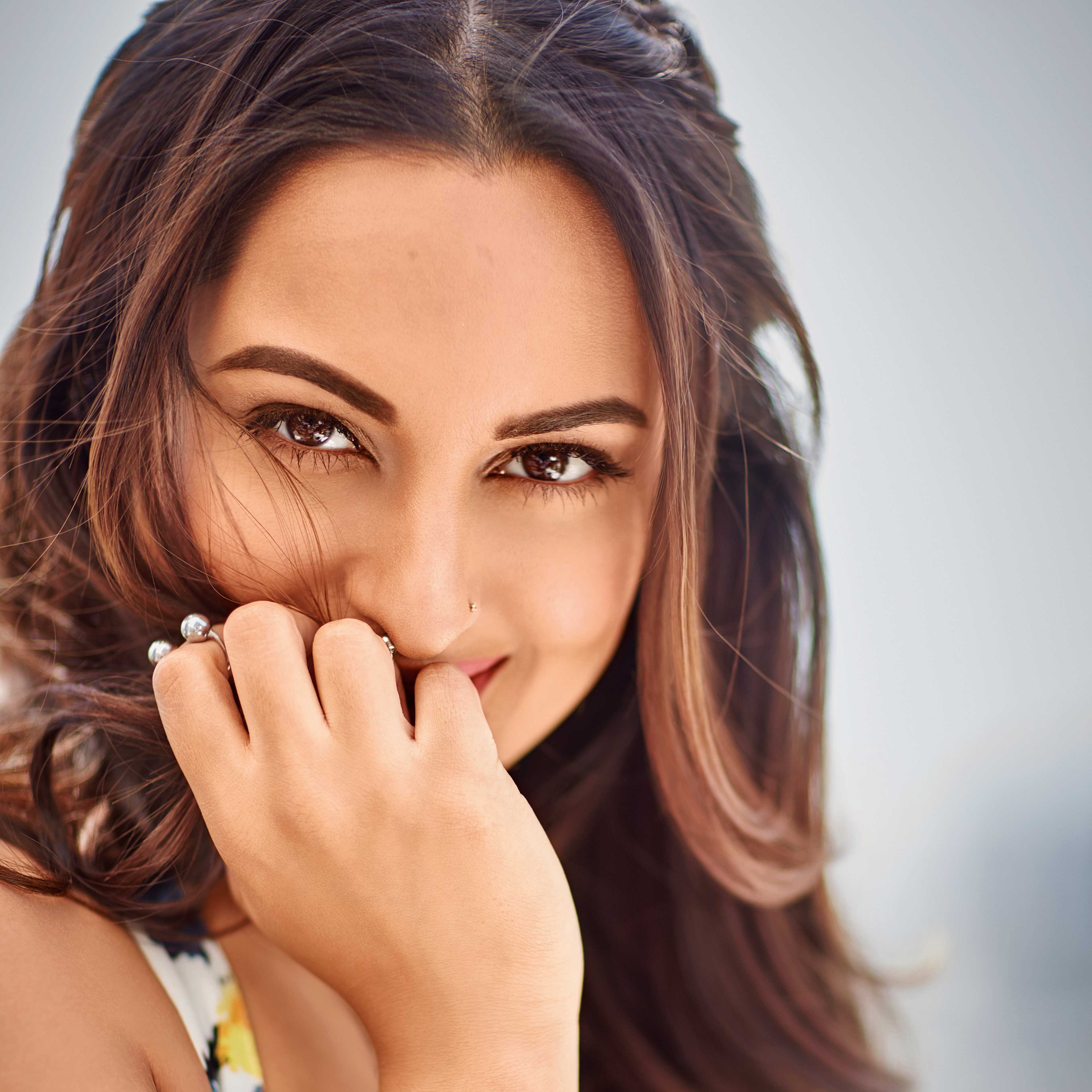 contemplation, hand, young adult, body part, brown hair, Bollywood actress, women, hairstyle, smiling, human face, happiness, portrait, young women, emotion, Phone HD Wallpaper