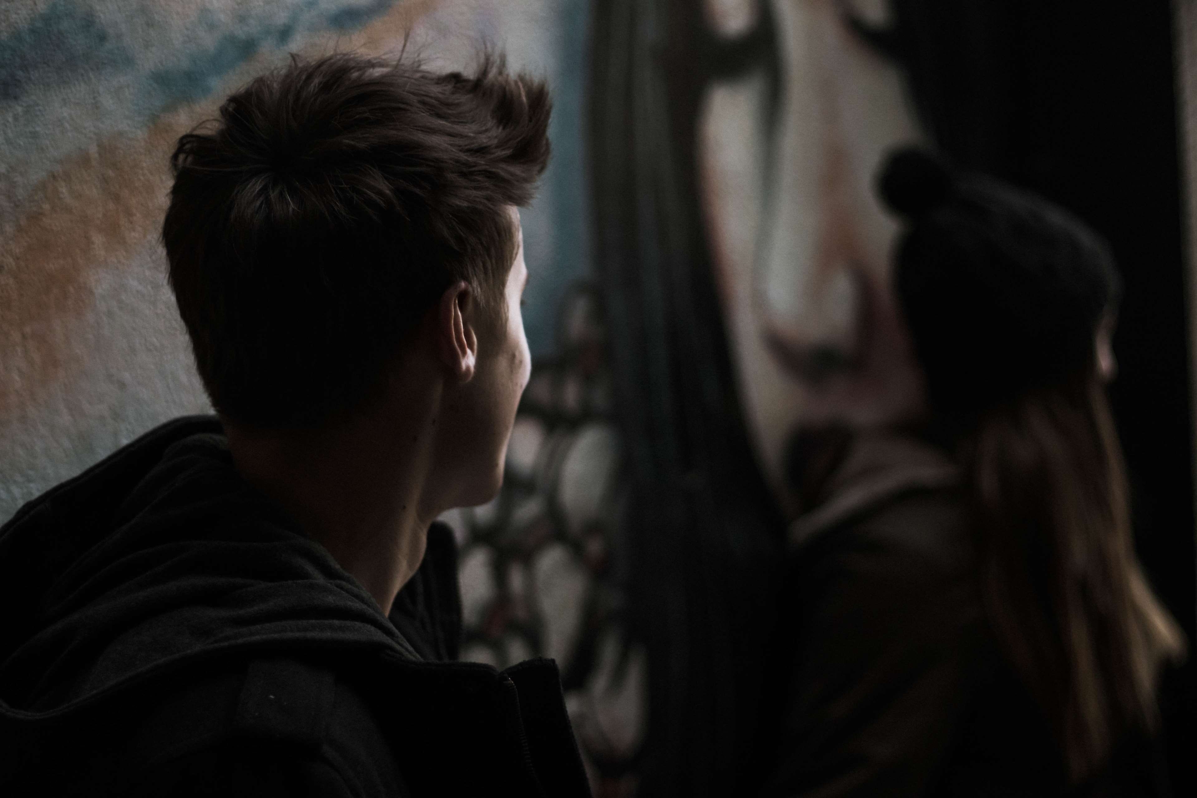 blur, casual clothing, contemplation, young, close up, adult, focus, girl, woman, brown hair, city, 4K, photoshoot, dark, sad, man, light, focus on foreground, HD Wallpaper