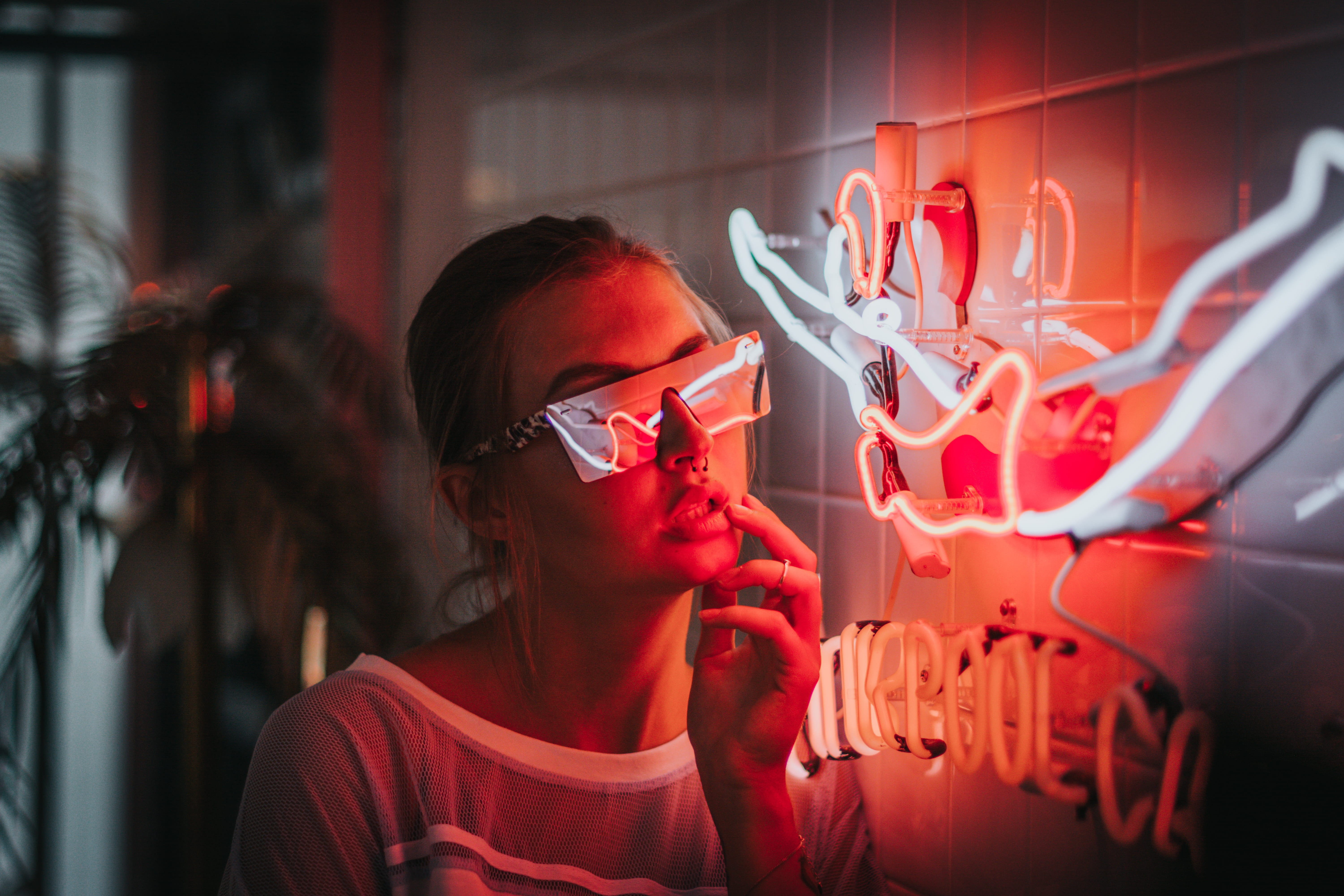 standing, adults Only, girl, evening, lifestyles, looking, real People, females, sunglasses, working, lighted, males, eyeglasses, club, adult, caucasian Ethnicity, HD Wallpaper