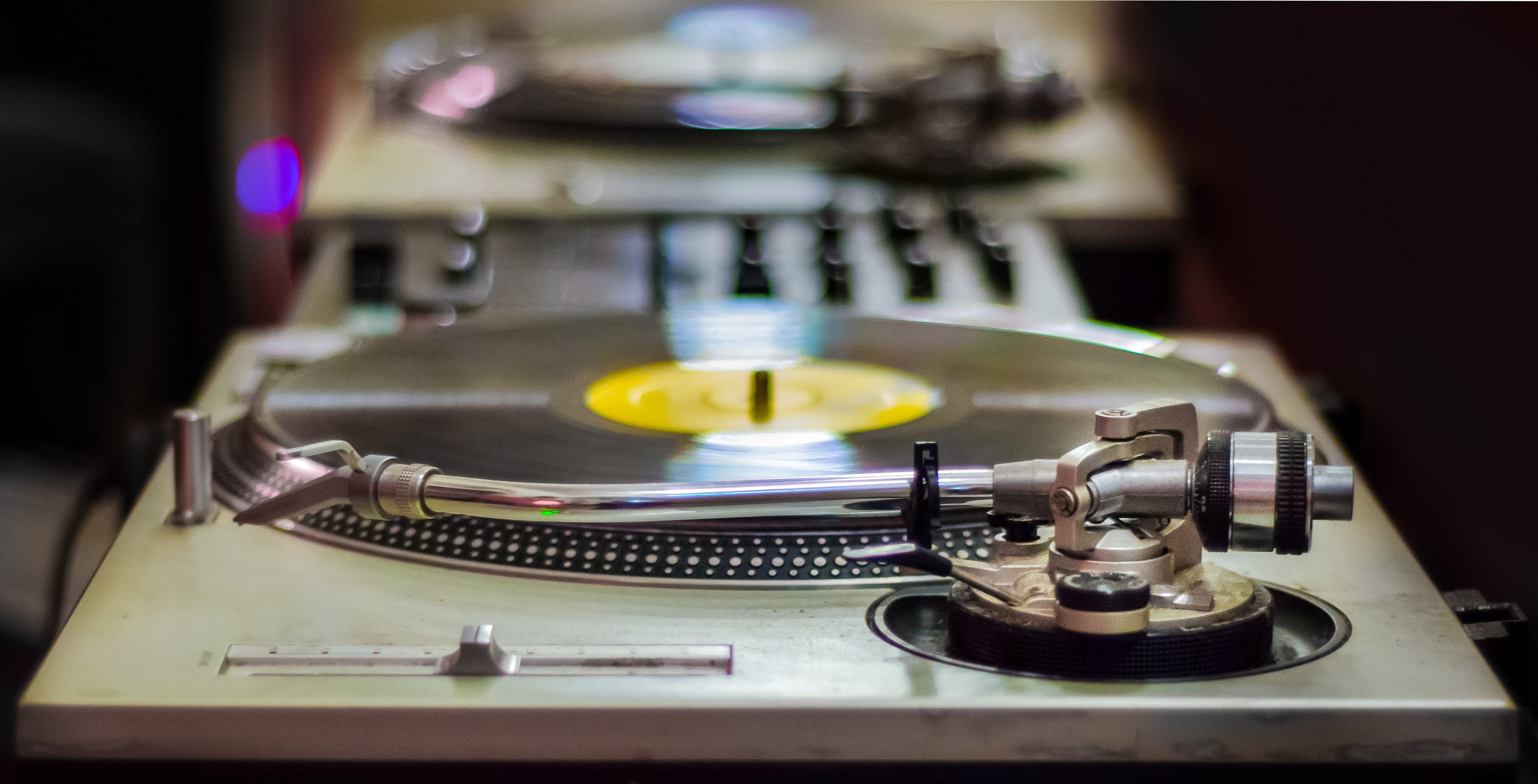 focus on foreground, nightlife, old, retro, indoors, music, entertainment, turn, player, spinning, retro styled, 4K, control, arts culture and entertainment, HD Wallpaper