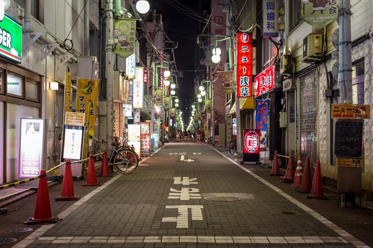 illuminated, non-western script, building, lighting equipment, Japan, transportation, diminishing perspective, sign, the way forward, road, building exterior, HD Wallpaper