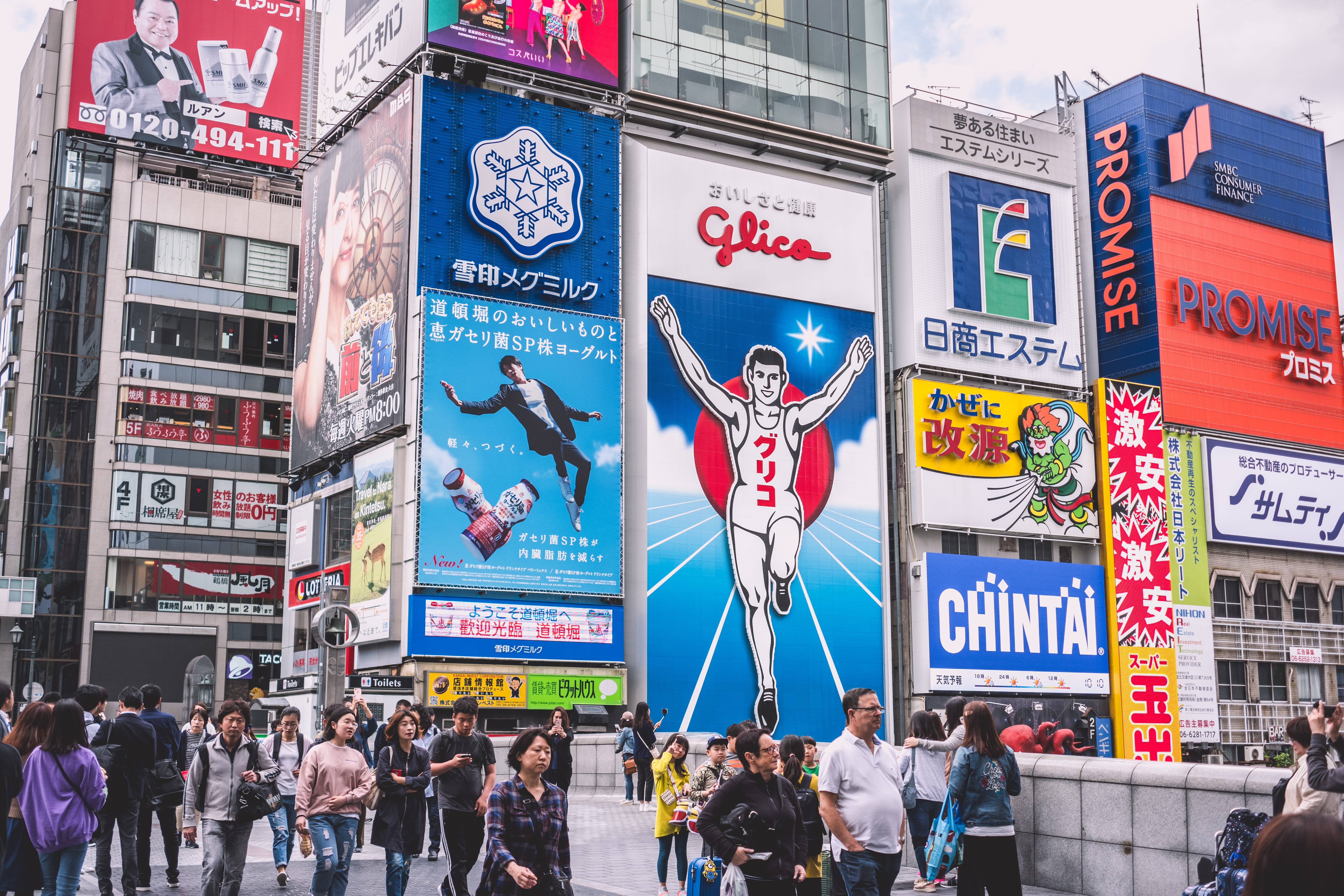 outdoors, near, electronic, commercial sign, large group of people, group of people, billboard, real people, text, women, daytime, crowd, walks, street, HD Wallpaper