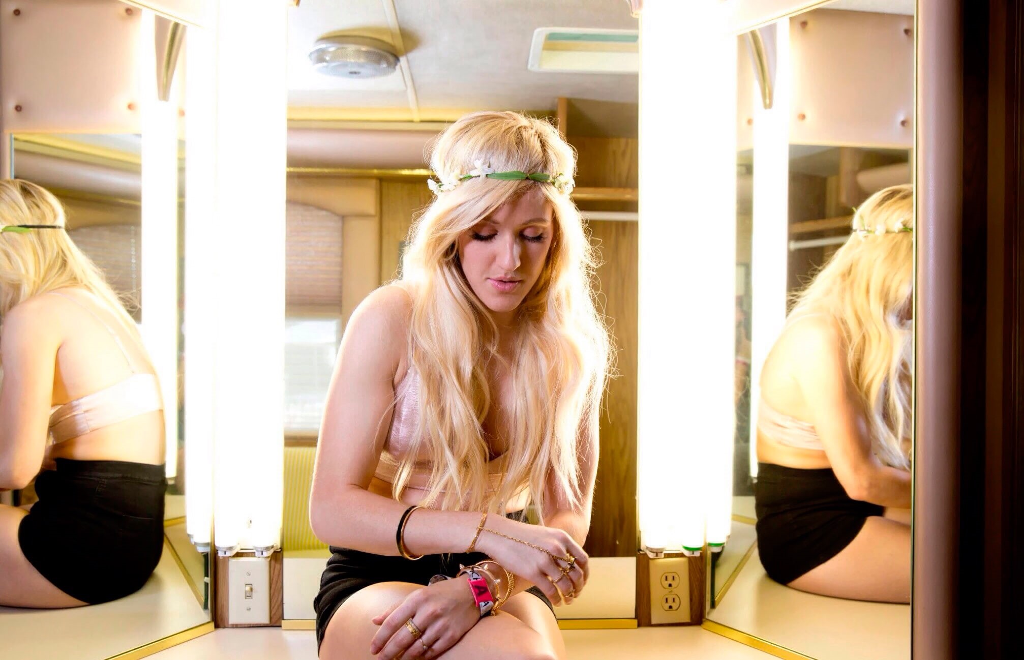 blonde, reflection, mirror, women, Ellie Goulding, 1080P, long hair, HD Wallpaper
