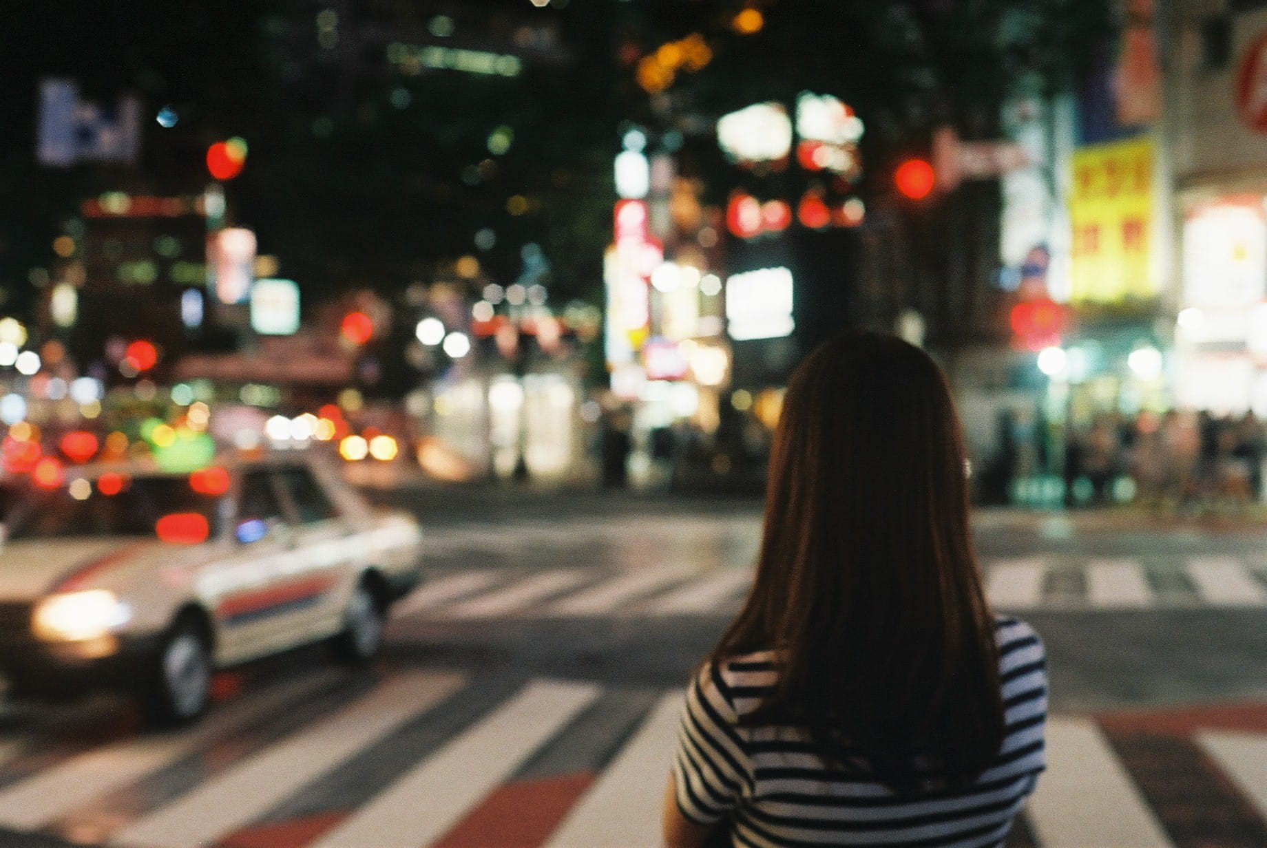 traffic, architecture, alone, road, hairstyle, hair, focus on foreground, city, real people, street, human, busy, city life, 720P, women, lifestyles, shibuya, HD Wallpaper