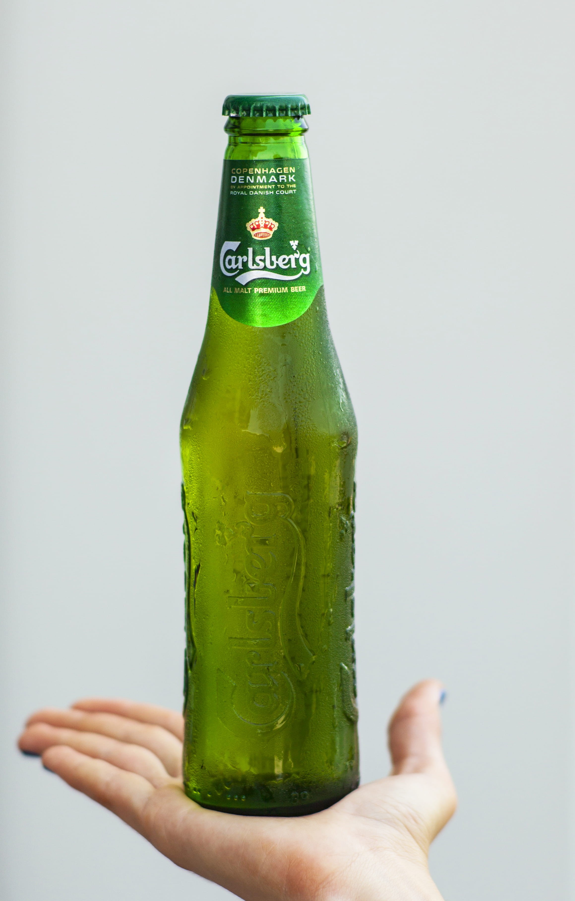 one person, liquid, 2K, refreshment, human body part, cold drink, wet, pub, lager, ale, beer bottle, alcohol, brew, unrecognizable person, bottle, human hand, Phone HD Wallpaper