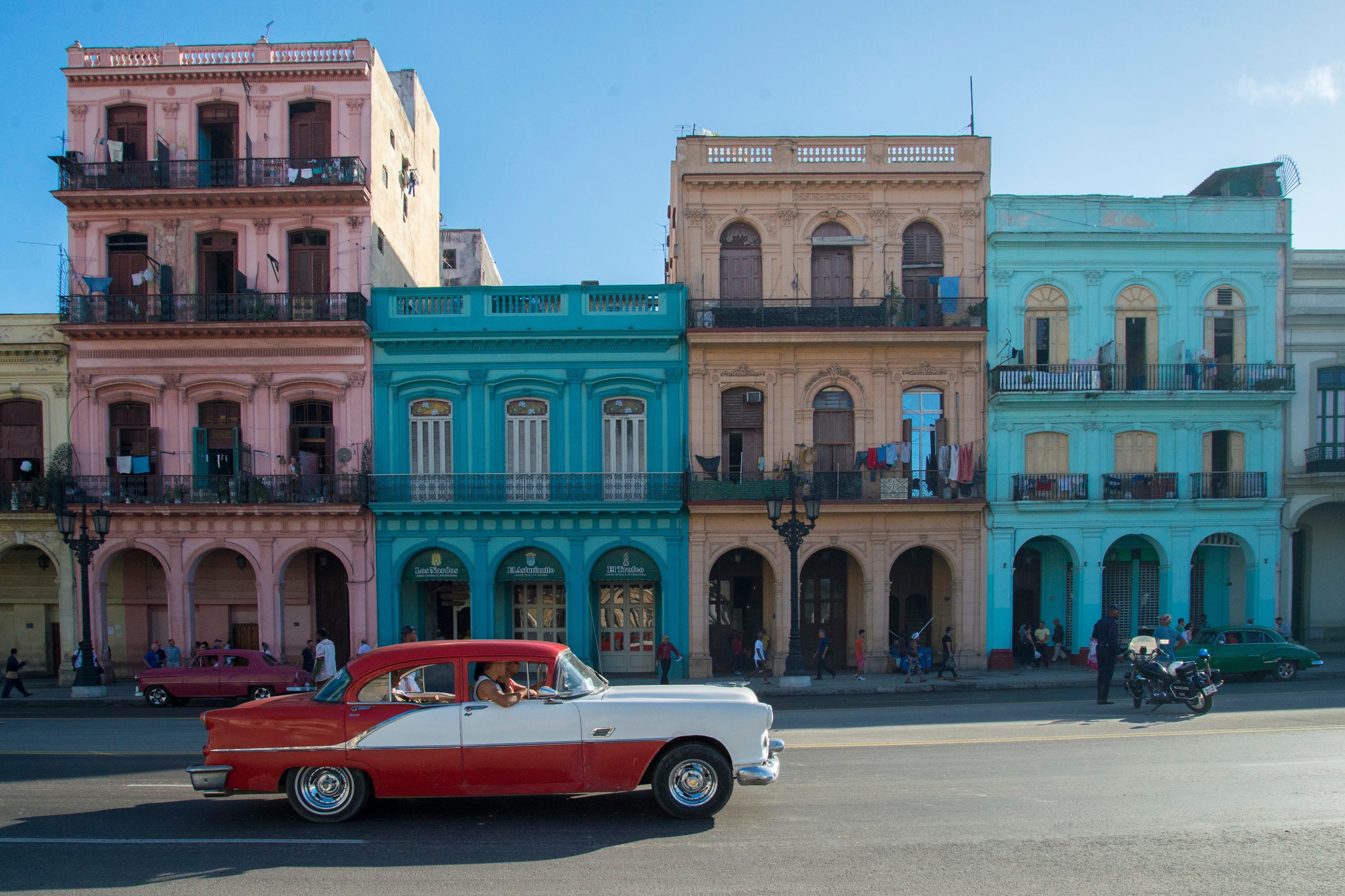 old-fashioned, famous Place, vintage Car, history, American, 2K, car, outdoors, cuban Culture, arch, real people, city, travel, urban Scene, road, Classic, HD Wallpaper
