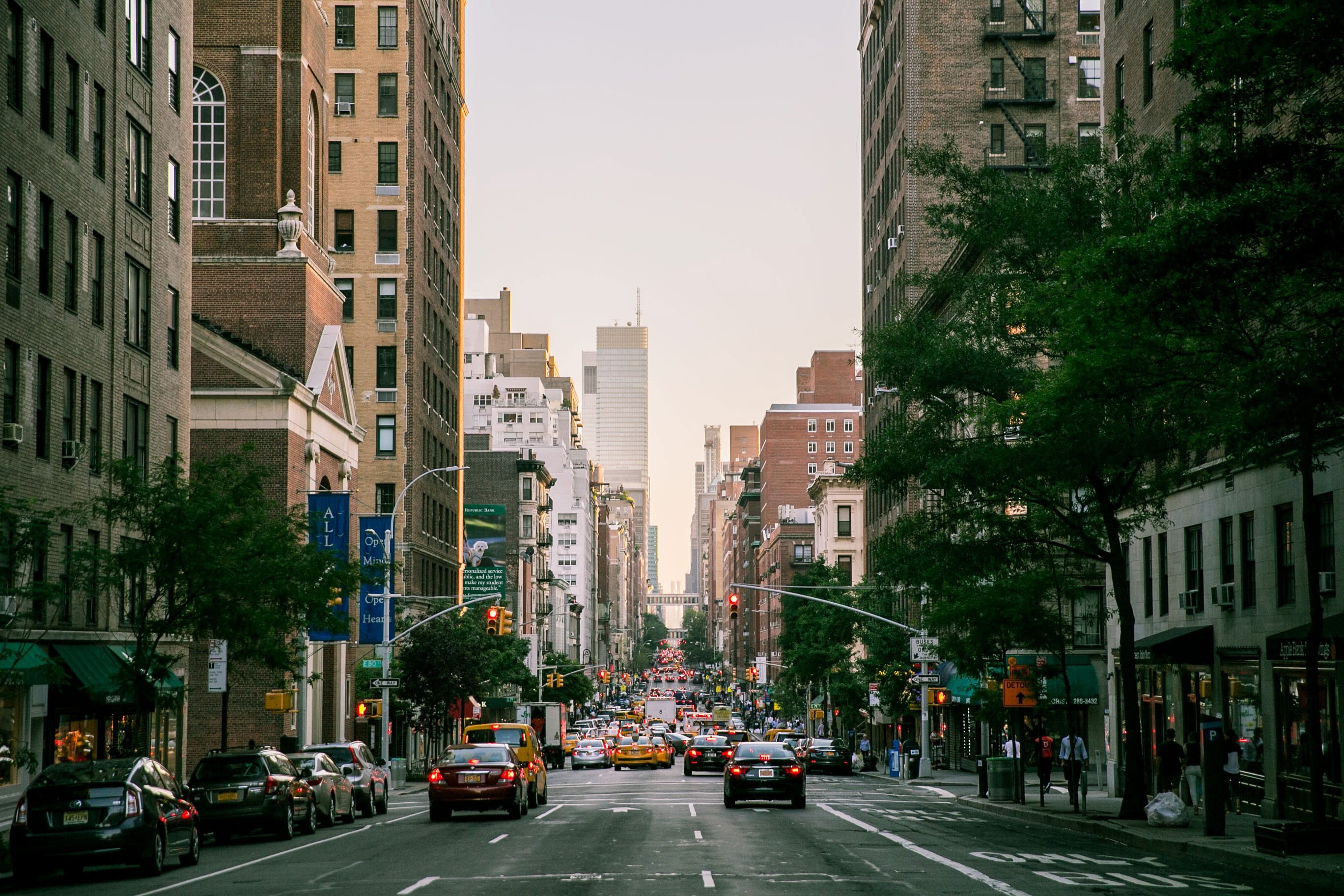 office building exterior, big apple, nature, direction, commercial, diminishing perspective, cars, usa, car, built structure, new, architecture, people, HD Wallpaper