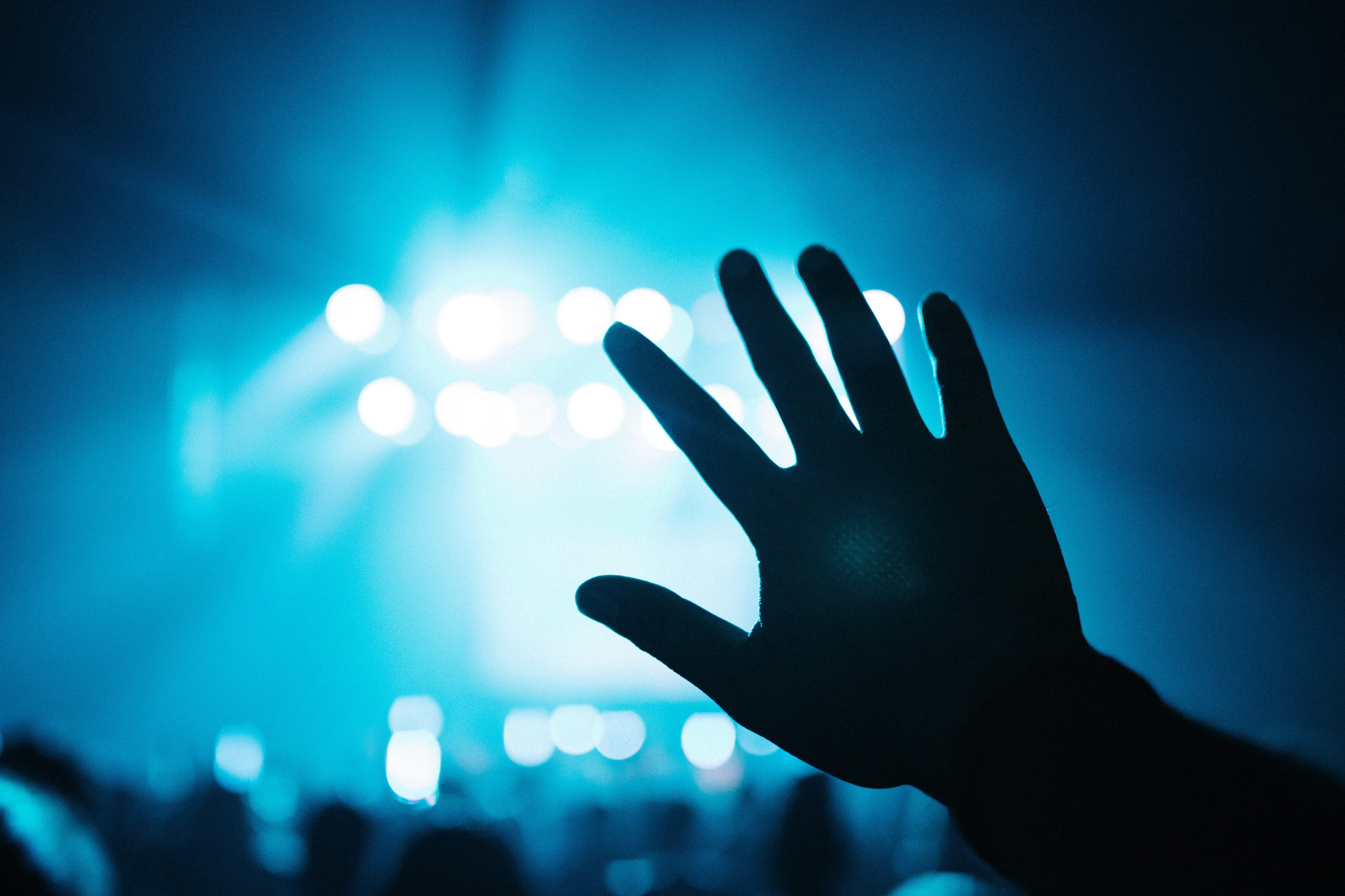 live Event, 4K, spotlight, rock Music, human Arm, raising, clapping, popular Music Concert, entertainment, party, stage - Performance Space, celebration, HD Wallpaper