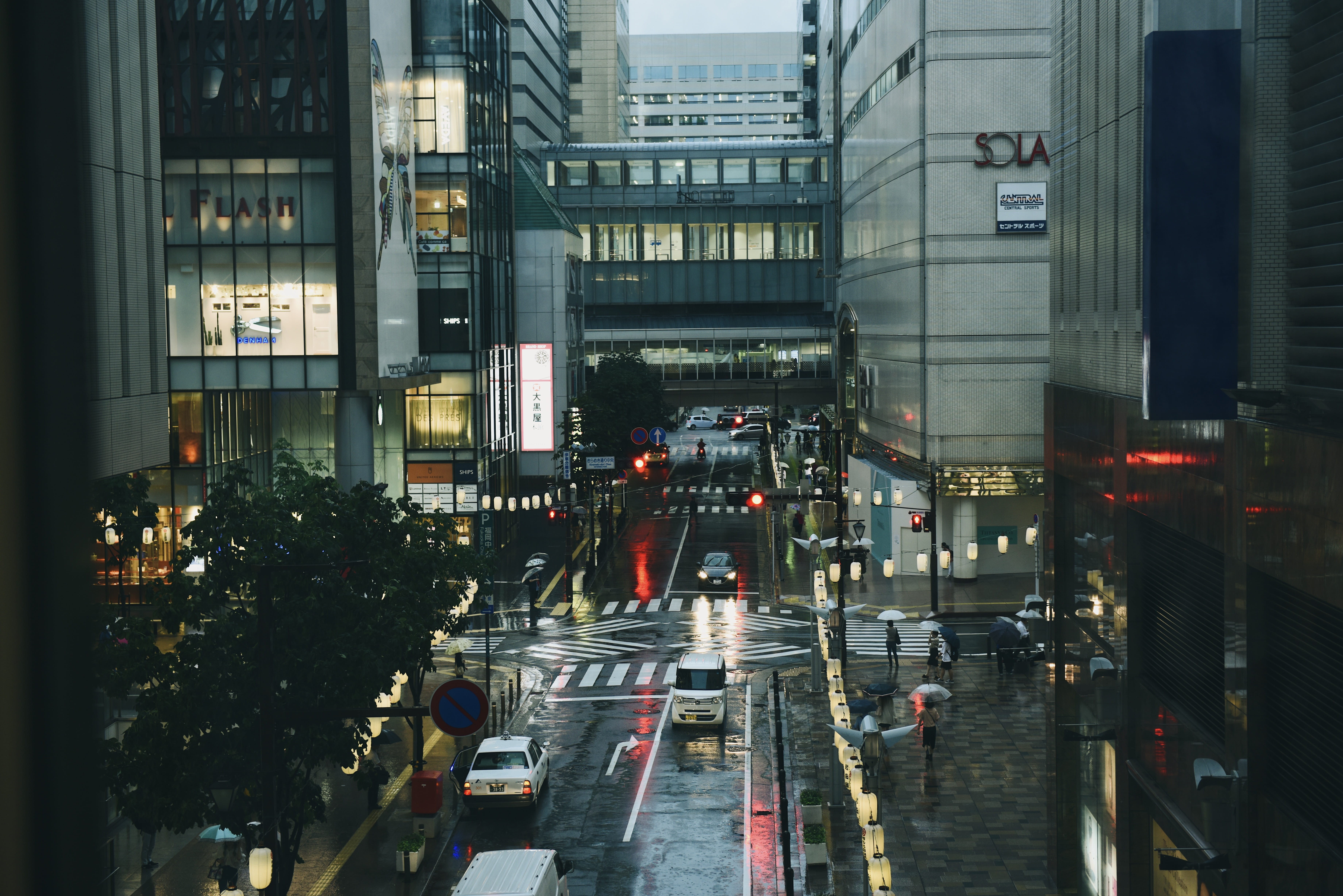 new York City, people Traveling, assorted, 5K, travel, pedestrian, evening, rainy day, commercial, building, city, traffic, tokyo Prefecture, water, wet, HD Wallpaper