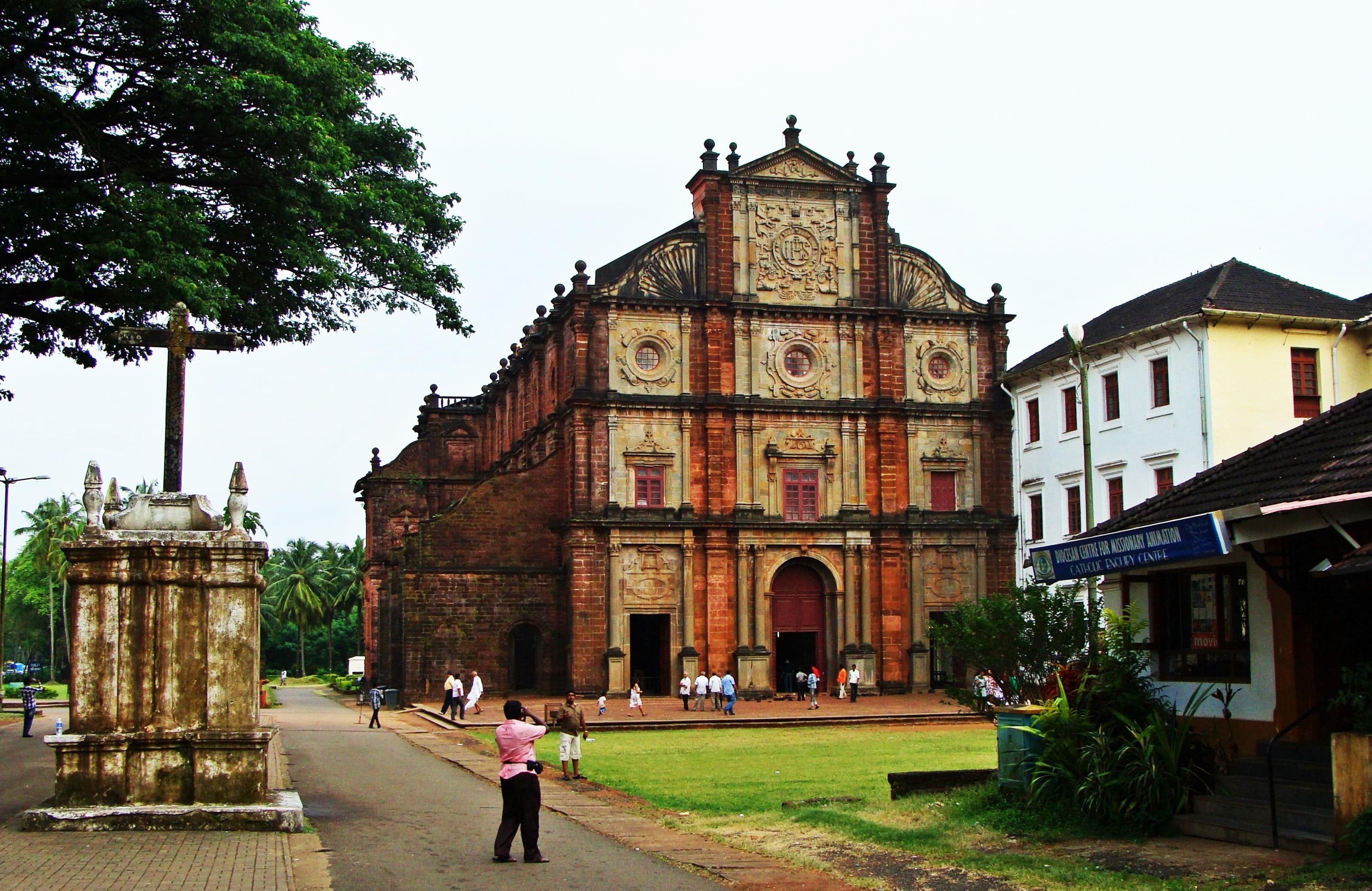 tree, 2K, unesco, Church, india, cathedral, full length, historic centre, leisure activity, lifestyles, plant, religion, history, Bom Jesus, incidental people, HD Wallpaper