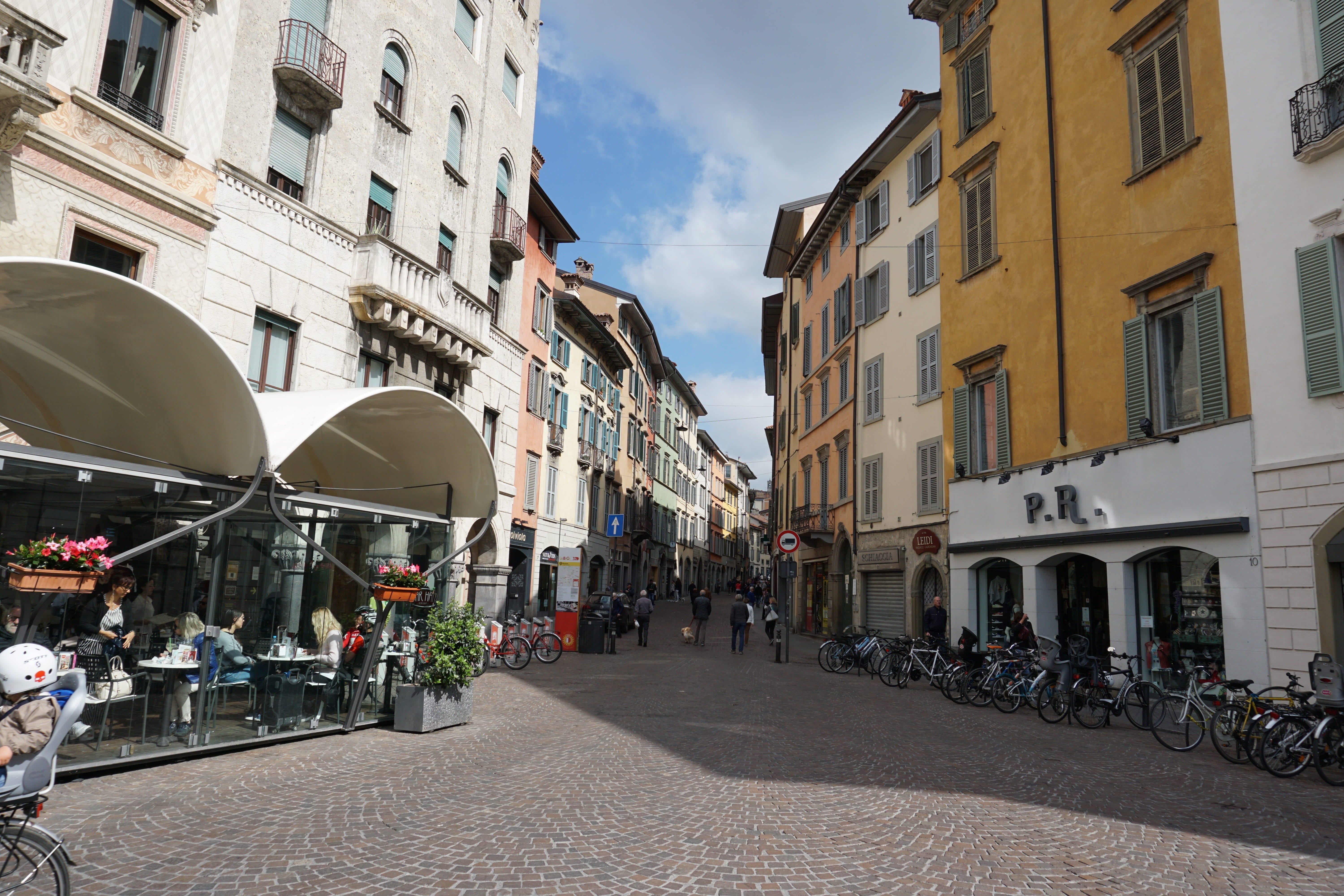 group of people, residential district, sky, nature, building, built structure, building exterior, old town, day, Italy, outdoors, incidental people, women, HD Wallpaper