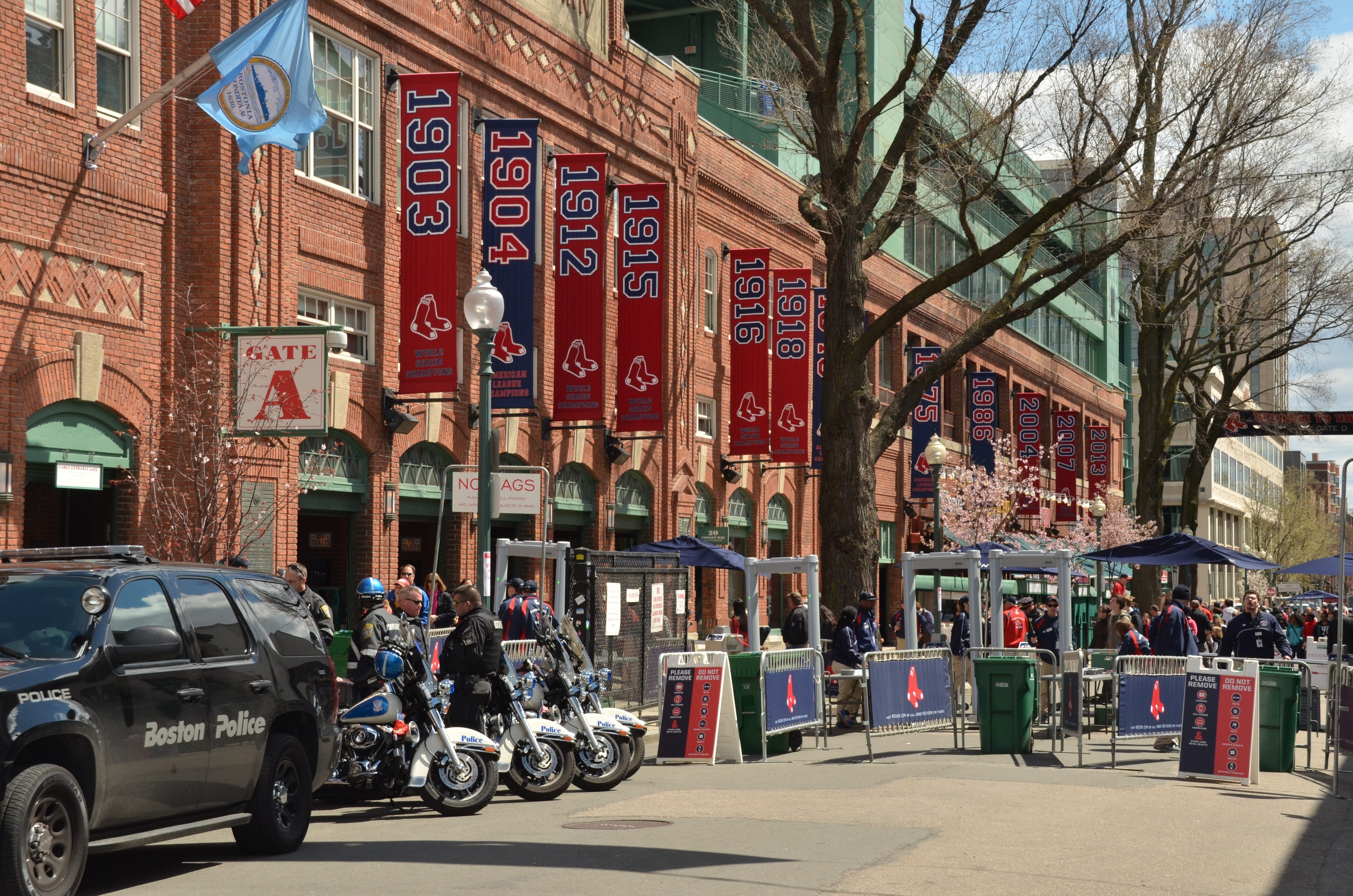 city street, group of people, road, Sports, crowd, building exterior, Boston, city life, 4K, car, large group of people, real people, incidental people, HD Wallpaper