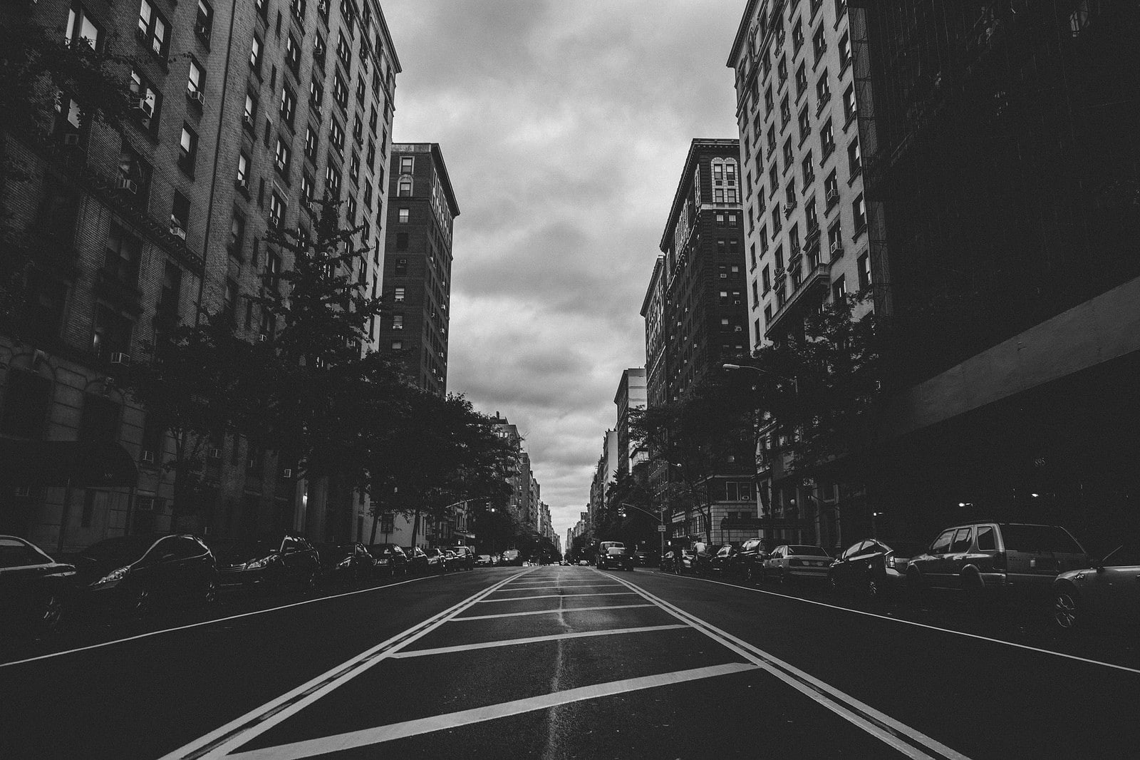 street, black and white, white, scale, trees, photo, gray, black, city, cars, 720P, buildings, HD Wallpaper