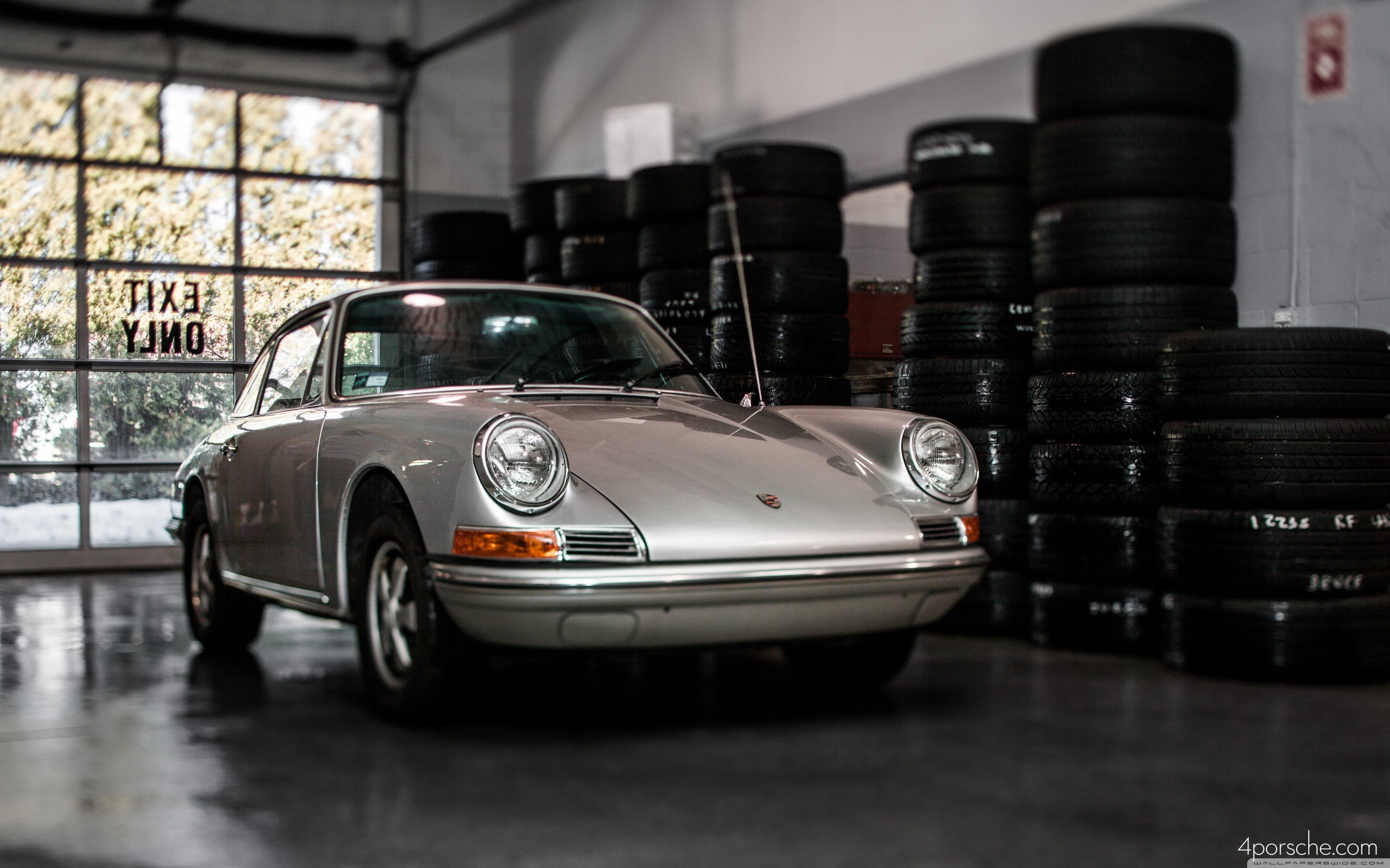 Porsche, vintage, car, glass - material, day, wealth, large group of objects, no people, coupe, built structure, motor vehicle, vehicle, indoors, Porsche 911, HD Wallpaper