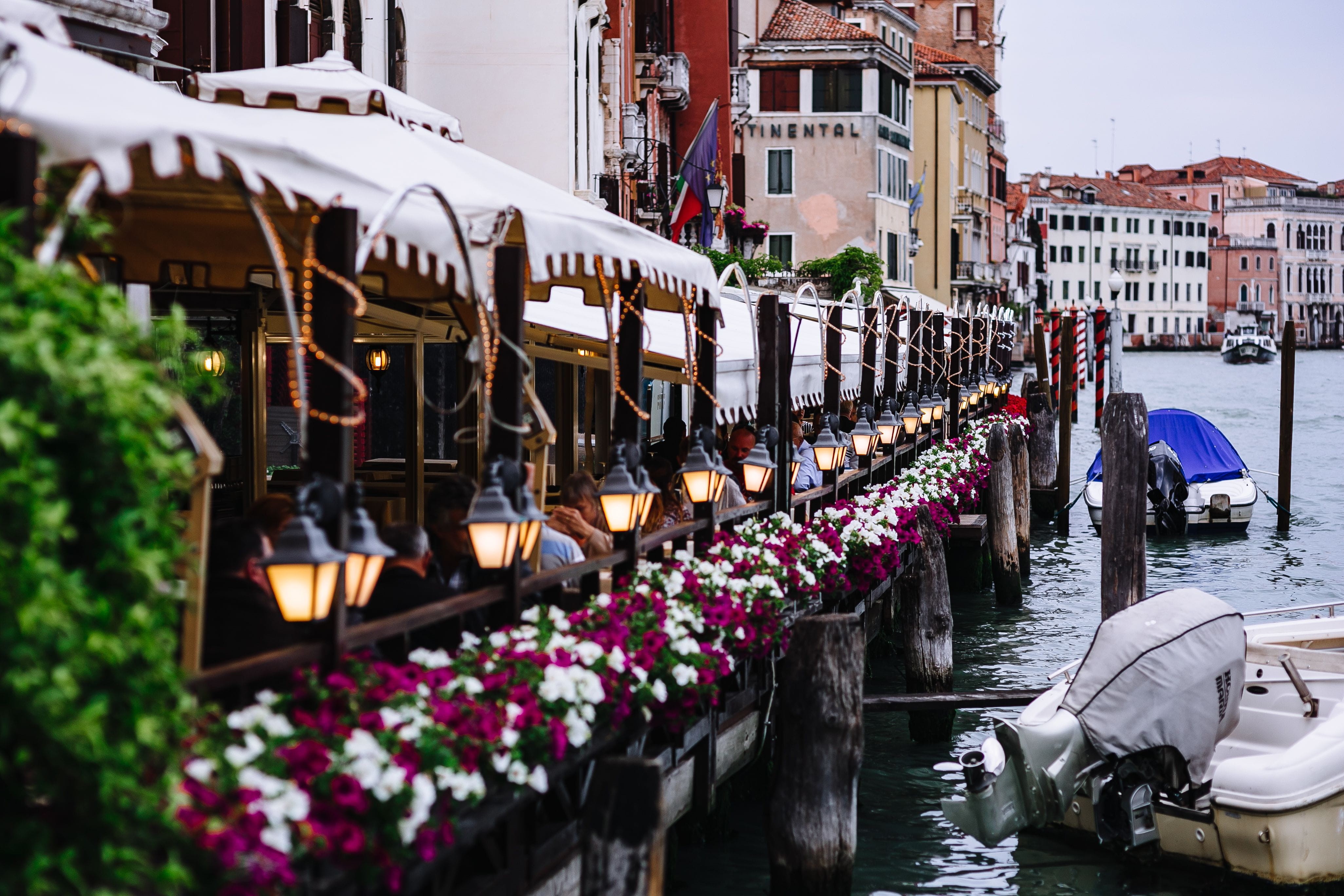 gondola - traditional boat, transportation, nature, urban Scene, Italy, travel, venice, building, mediterranean, Italy, veneto, incidental people, old houses, HD Wallpaper