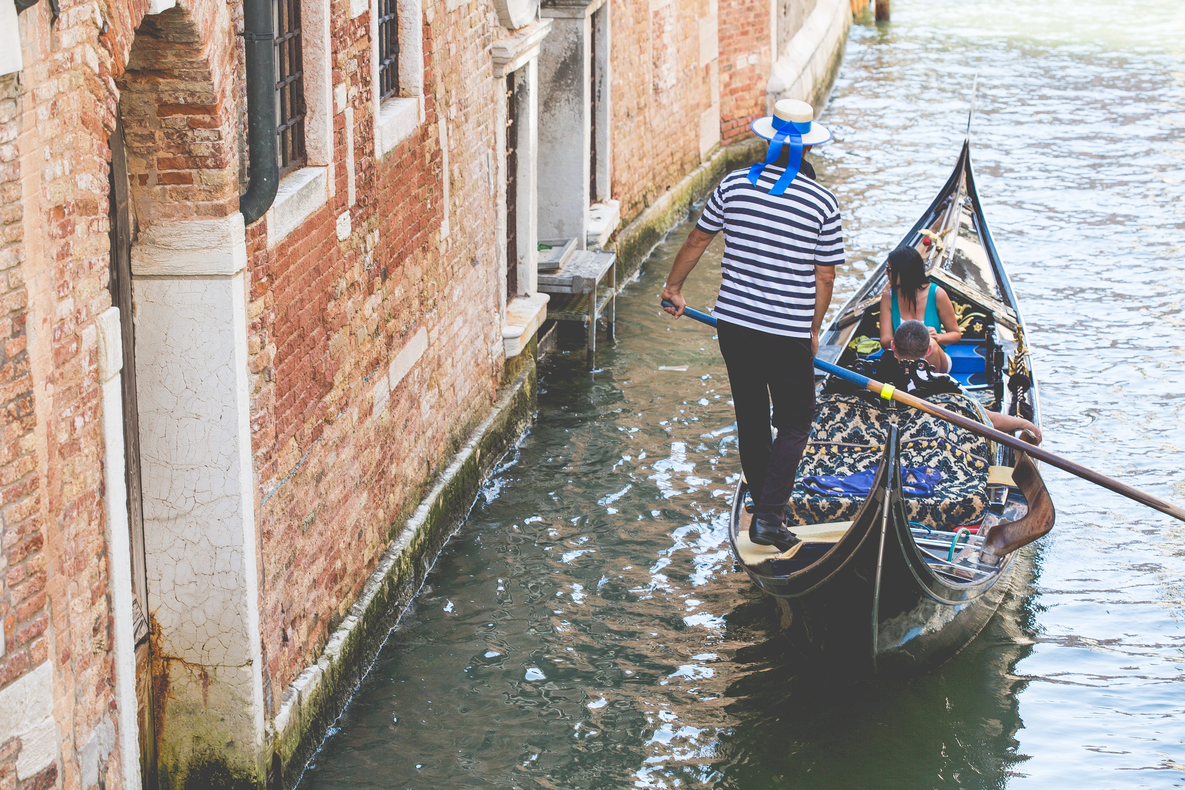 venice, Gondola, tourism, venice - Italy, europe, real people, water, nature, men, tourist, building Exterior, italian Culture, gondolier, architecture, HD Wallpaper