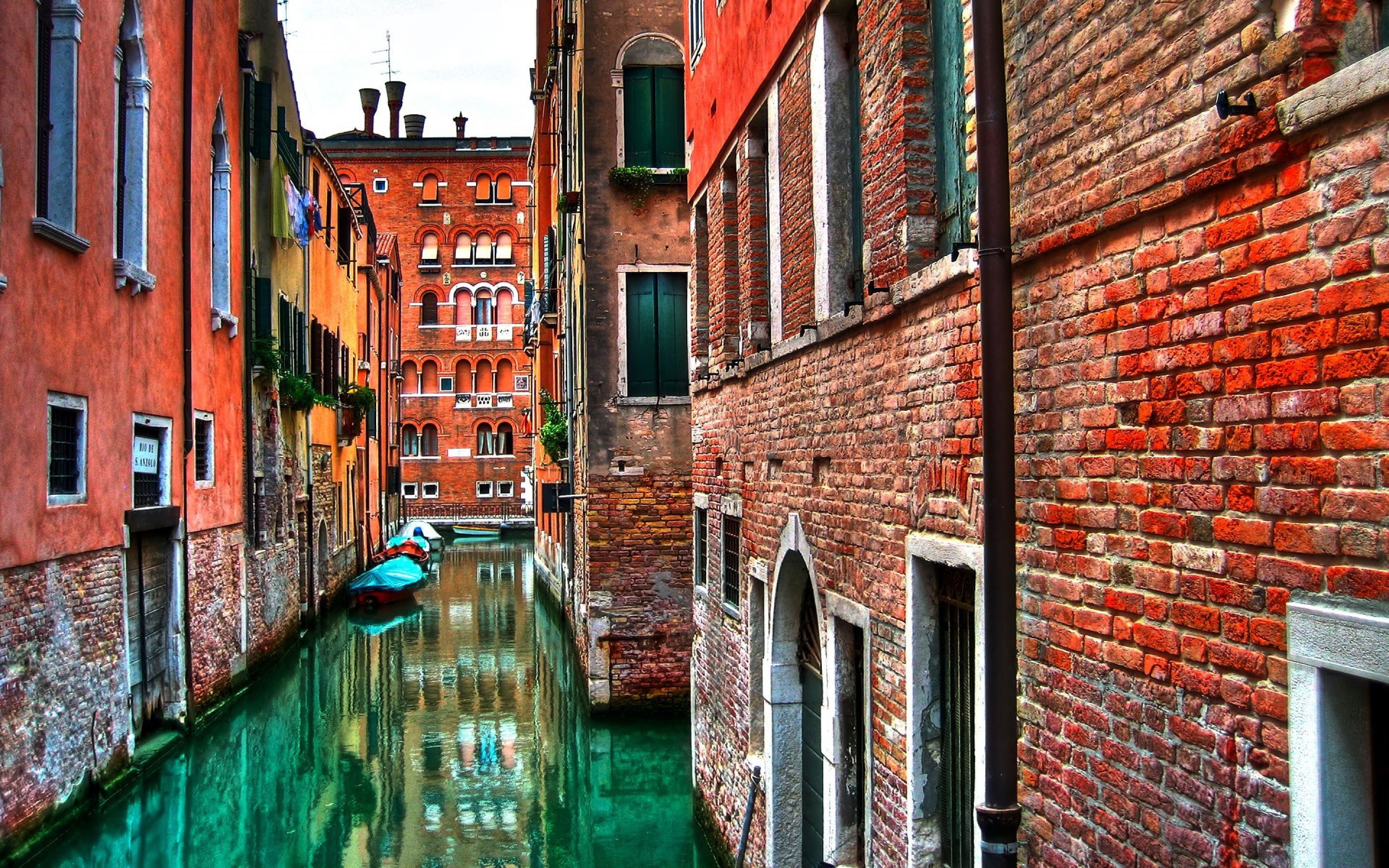building, city, architecture, 2K, residential district, reflection, wall, day, waterfront, alley, window, no people, nature, built structure, canal, brick wall, HD Wallpaper