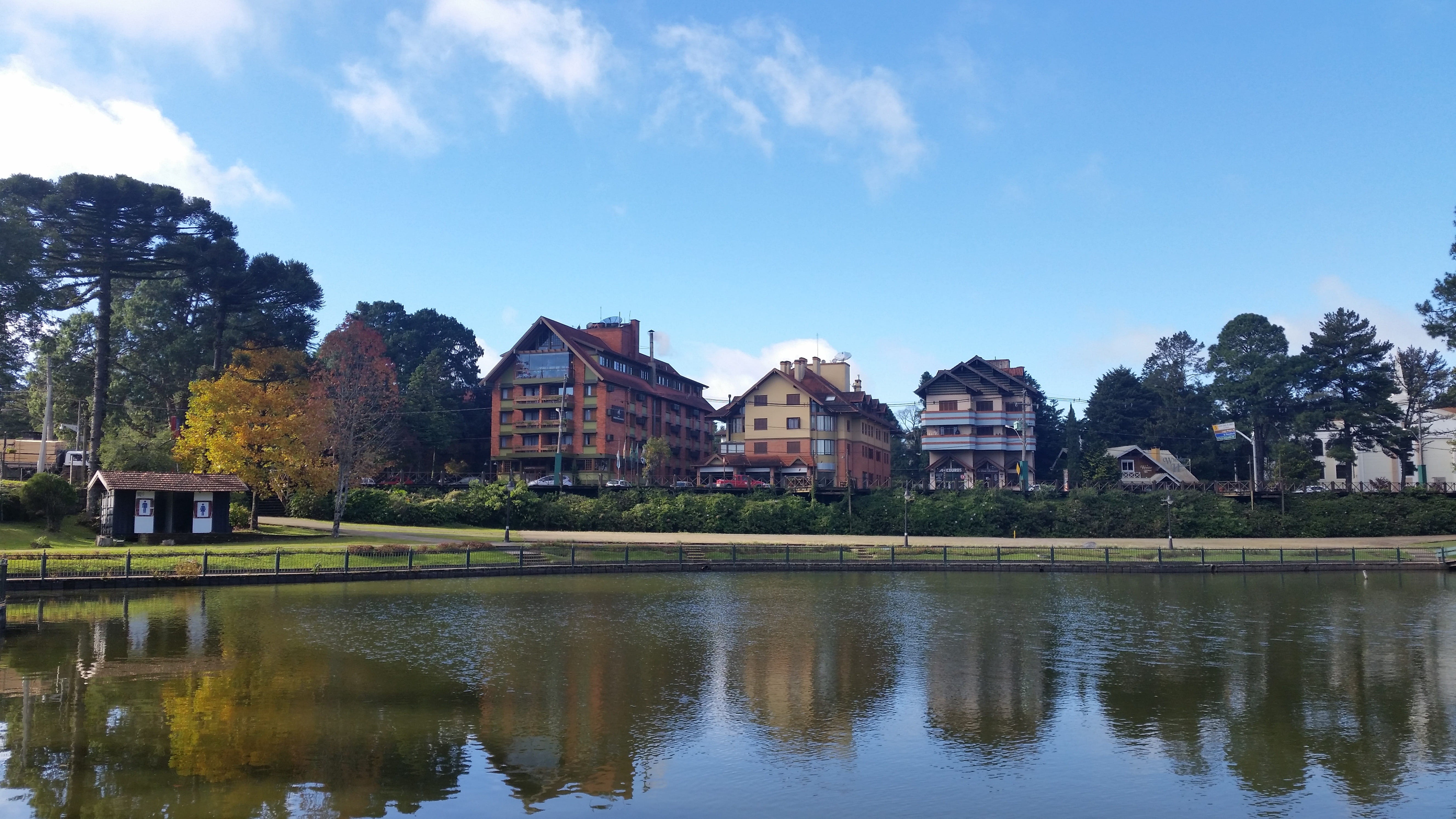 building, built Structure, outdoors, river, day, water, campos, cloud - sky, 5K, urban Scene, no people, sky, Campos Do Jordão, tree, architecture, apartment, HD Wallpaper