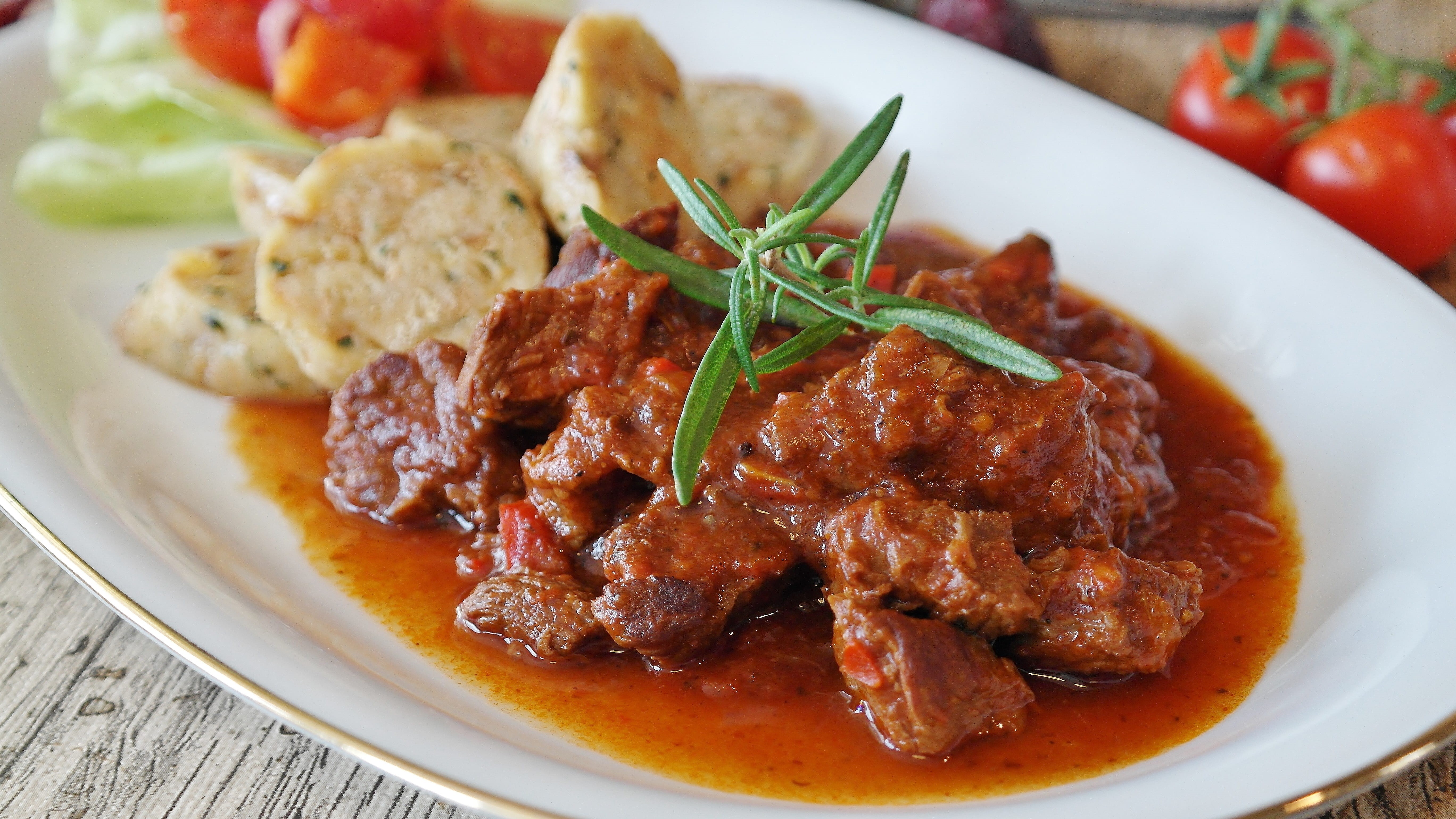 savory food, benefit from, tomato, vegetables, meat, food and drink, hungarian, red wine sauce, crockery, cook, gourmet, main course, white, herb, plate, HD Wallpaper