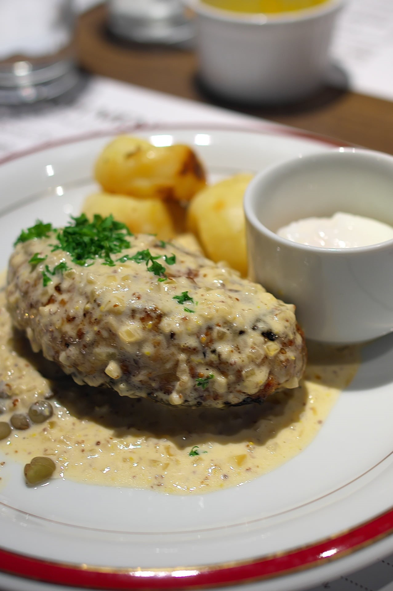 bongu hamburger, close-up, beef, indulgence, wellbeing, meal, table, food and drink, serving size, potato, freshness, selective focus, kichijoji, ready-to-eat, Phone HD Wallpaper