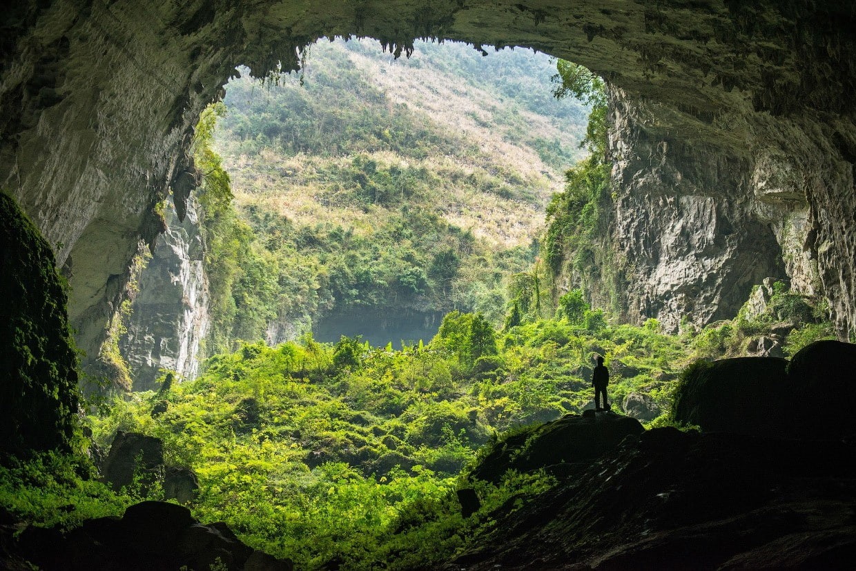480P, silhouette, trees, men, forest, stones, rock, Hang  Son Doong, cave, nature, landscape, jungle, HD Wallpaper