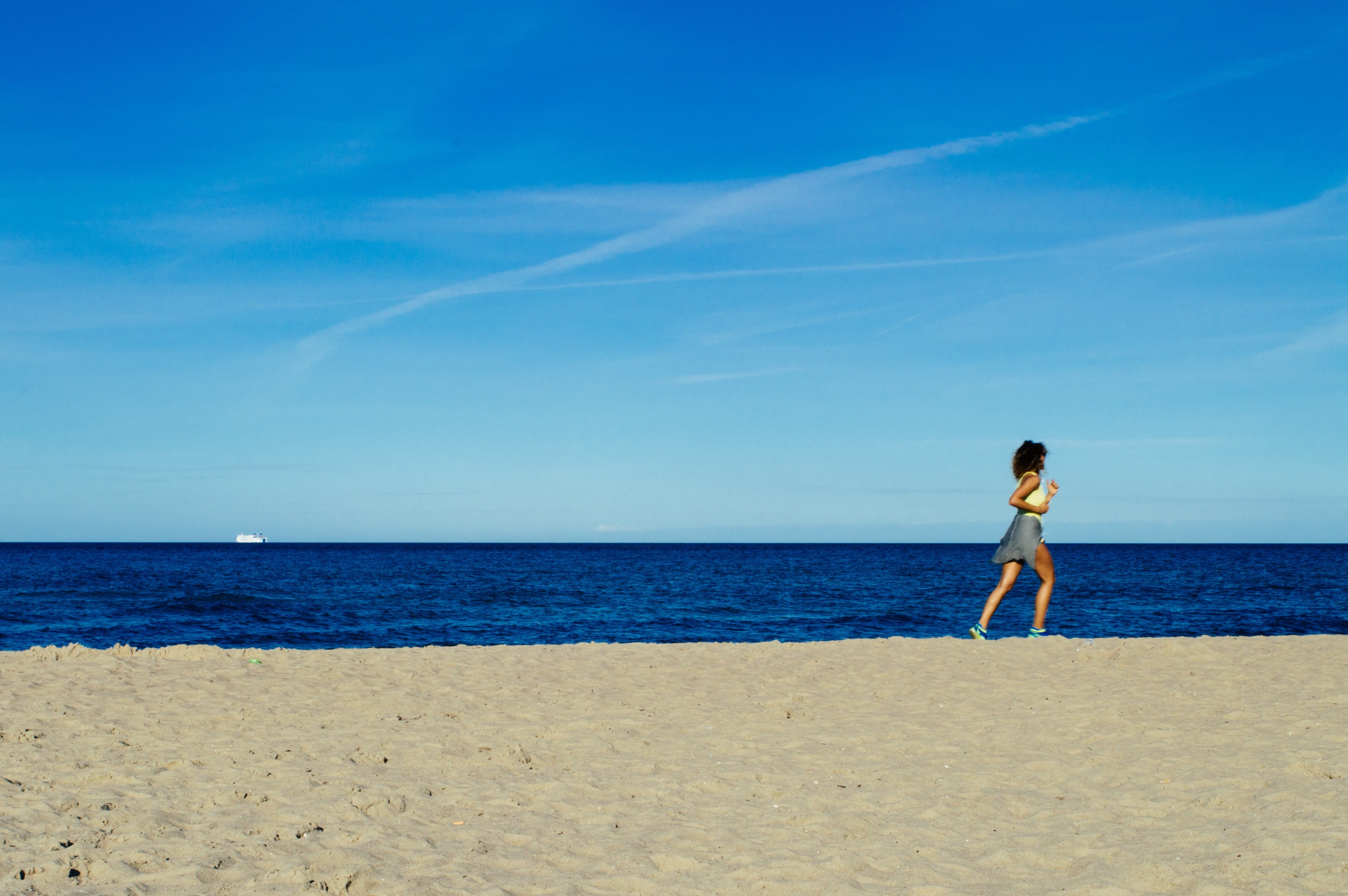 blue, full length, lifestyles, Run, running, real people, outdoors, beach, scenics - nature, tranquil scene, beauty in nature, one person, horizon, coast, HD Wallpaper