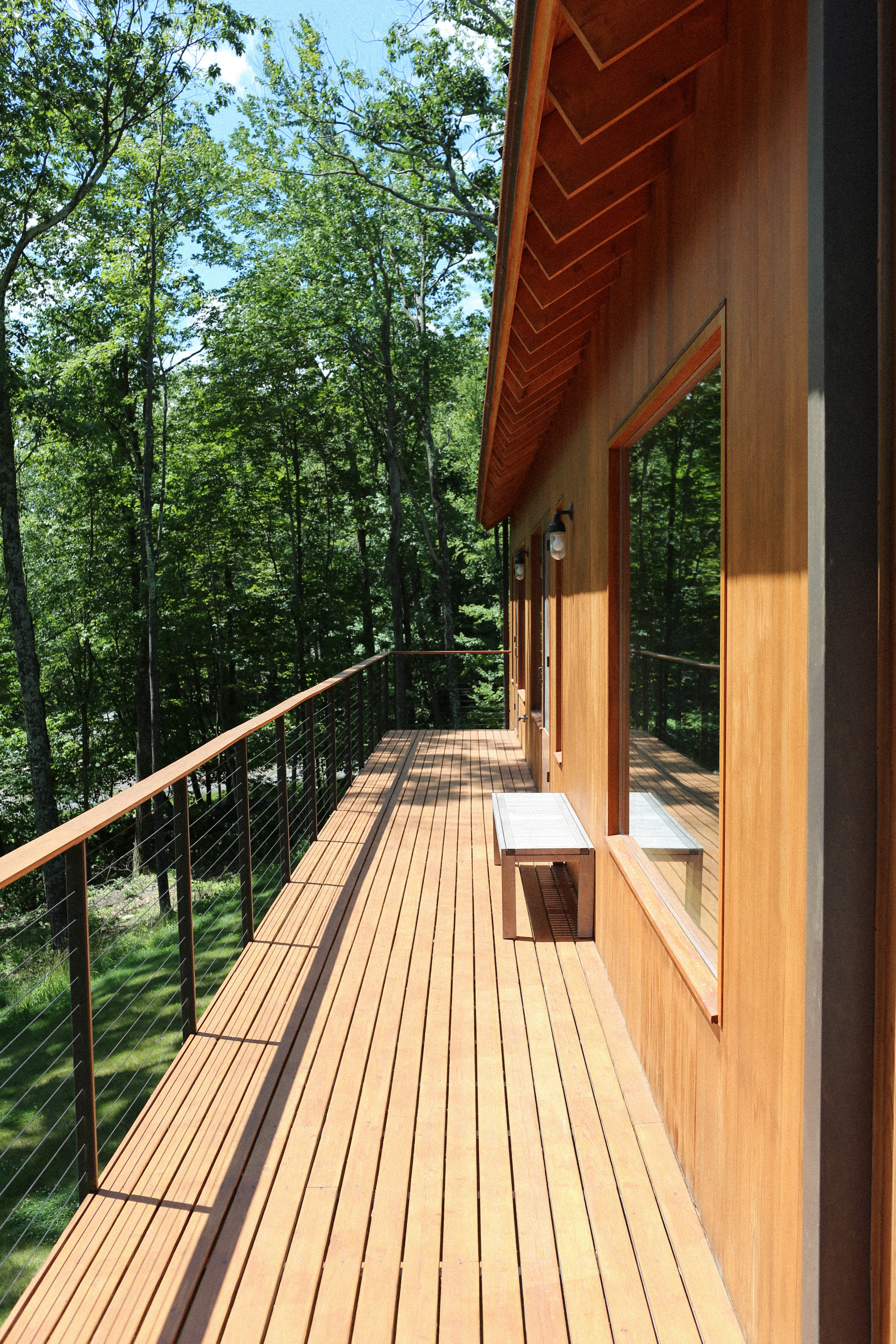 kerhonkson, window, wood, luxury, tree, midcentury, railing, outdoors, homes, built structure, treehouse, mountain, design, no people, nature, summer, day, Phone HD Wallpaper