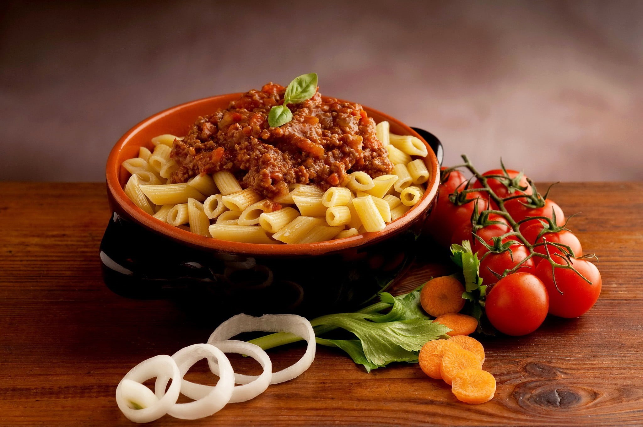 vegetarian food, pepper, close-up, ready-to-eat, table, bowl, freshness, wood - material, tomato, italian food, vegetable, pasta, tomatoes, food and drink, HD Wallpaper
