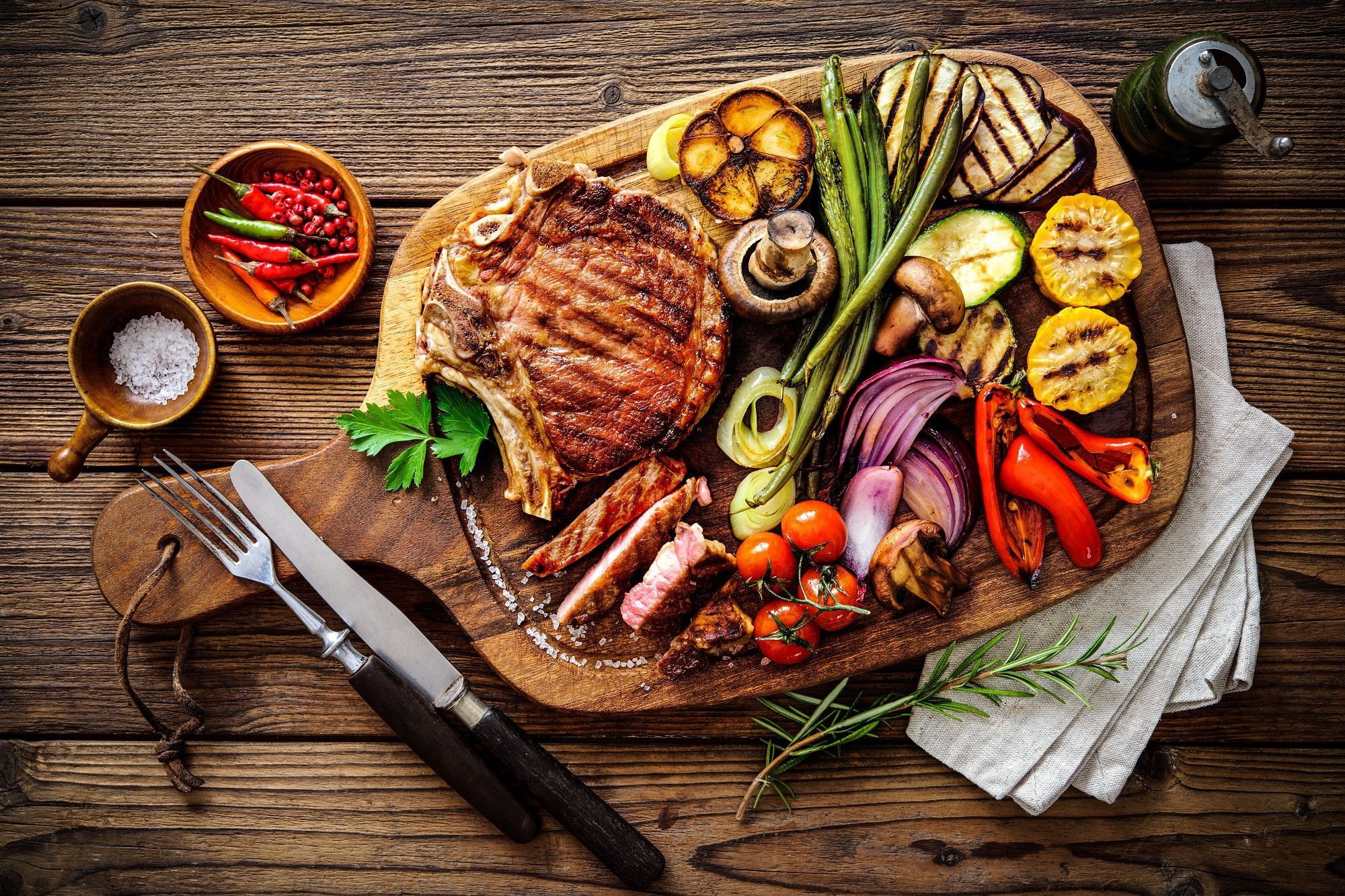 Garlic, zucchini, salt, fork, beans, table knife, wooden surface, flesh, Pepper, meat, 1080P, Leek, tomatoes, red onion, animals, cow, parsley, corn, cutting board, HD Wallpaper