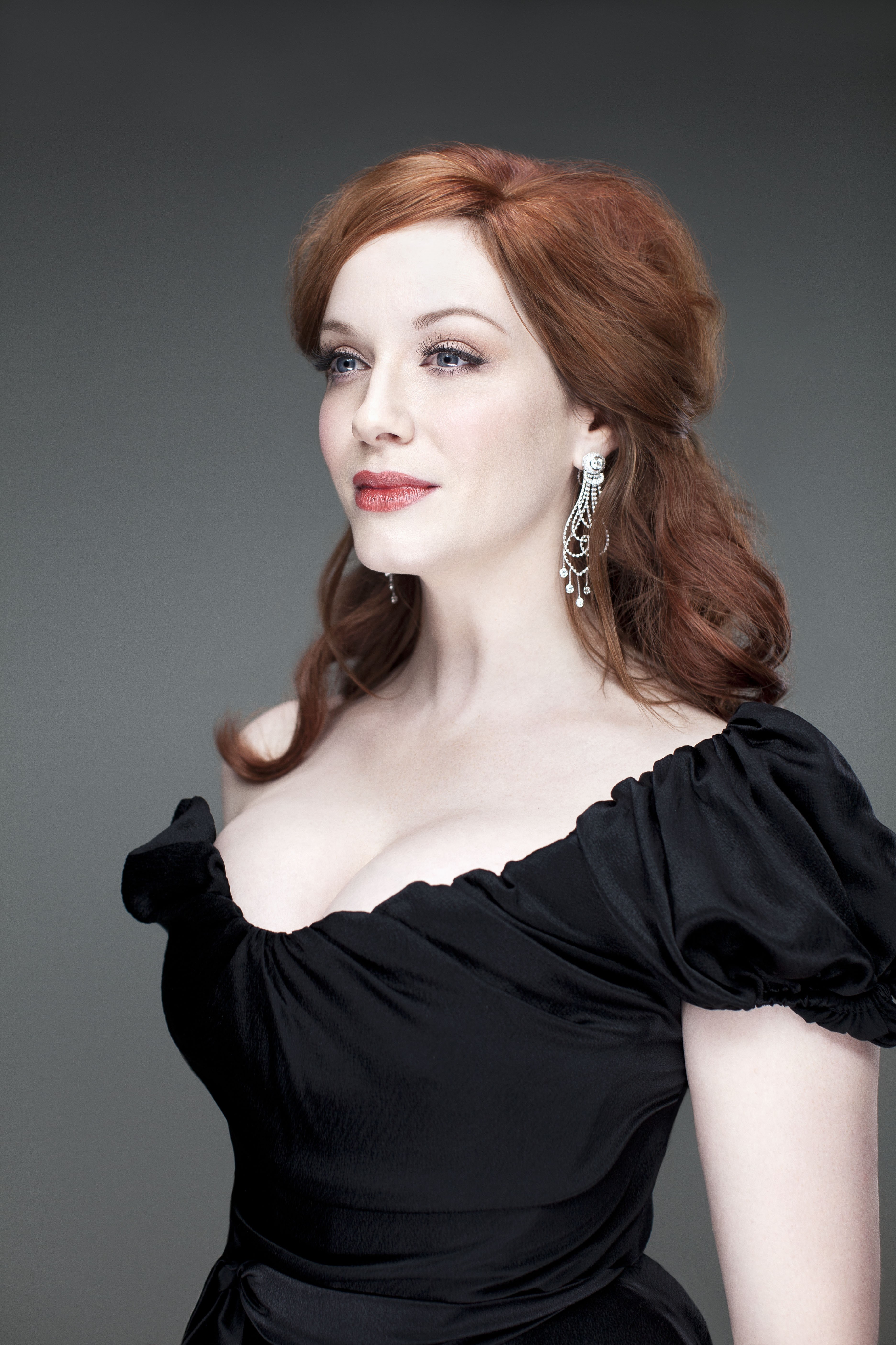 black color, redhead, one person, dress, beautiful people, 5K, studio shot, hairstyle, fashion, adult, beauty, fashion model, elegance, portrait, glamour, Phone HD Wallpaper