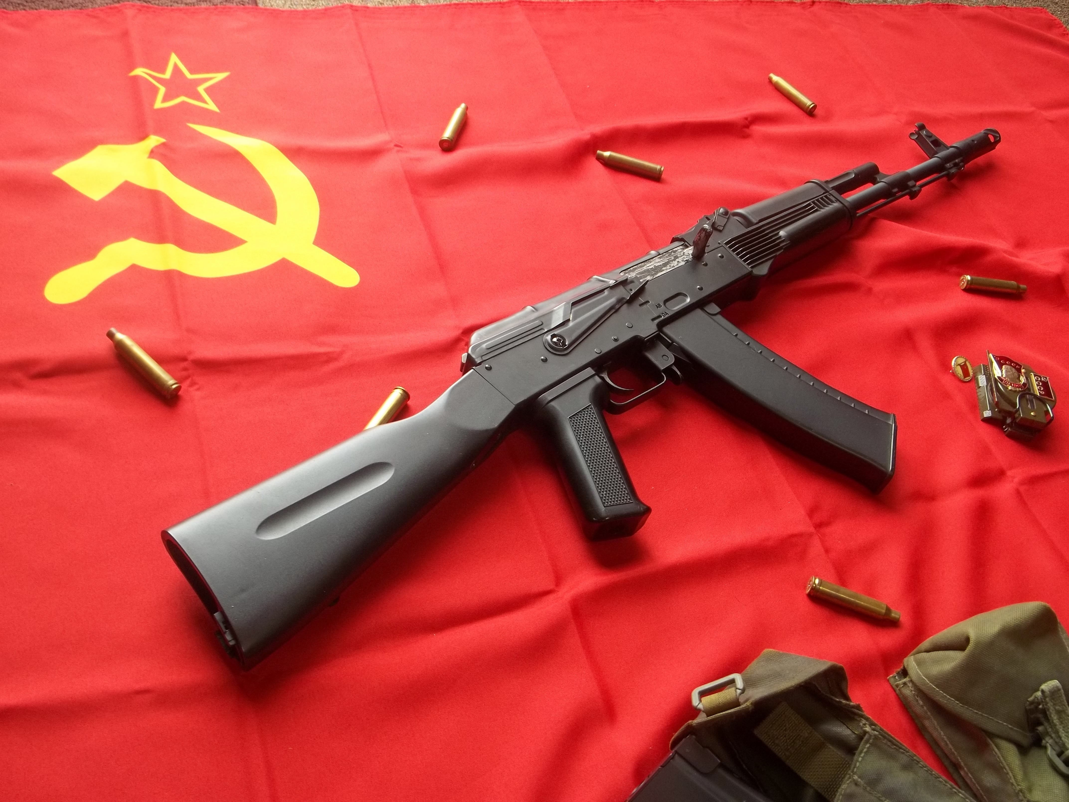 warning sign, war, high angle view, Kalashnikov, textile, danger, 4K, protection, red, indoors, crime, conflict, machine gun, machinery, weapon, USSR, HD Wallpaper