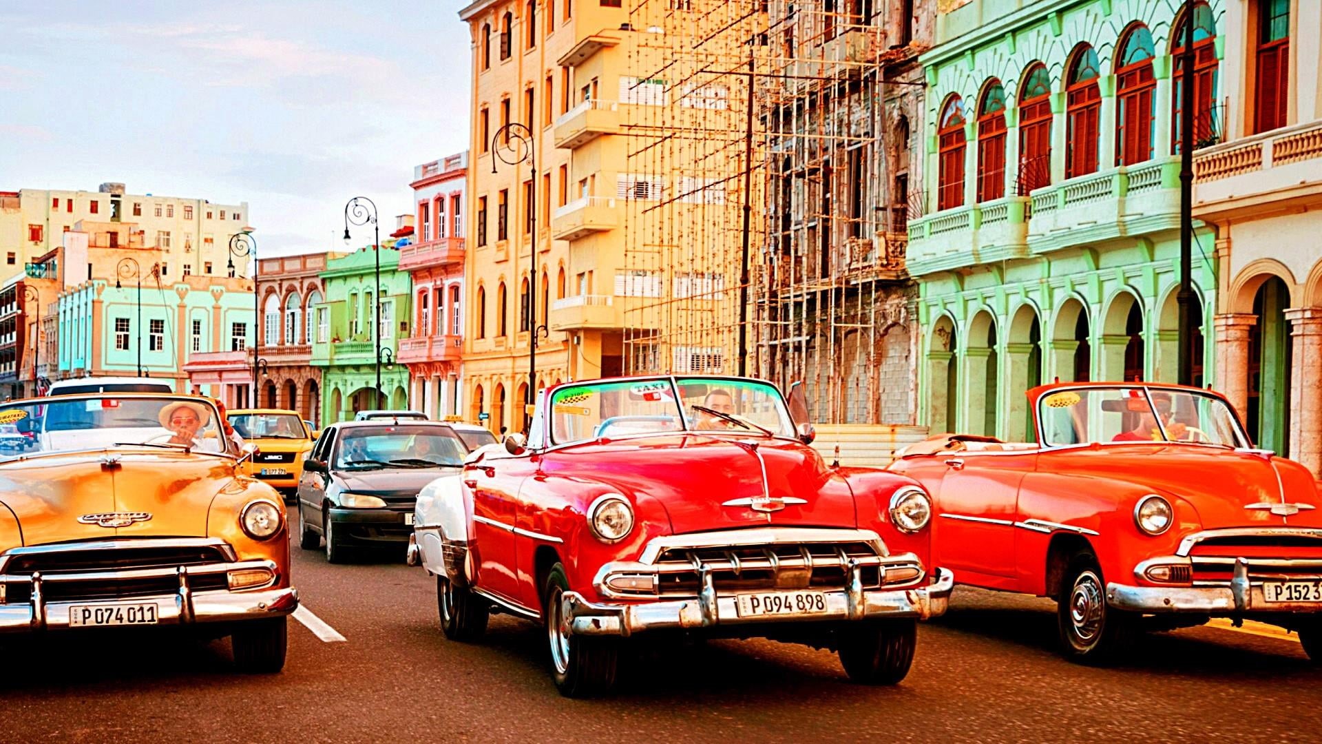 outdoors, classic, mode of transportation, motor vehicle, vintage, city life, built structure, incidental people, city street, havana, architecture, land vehicle, HD Wallpaper