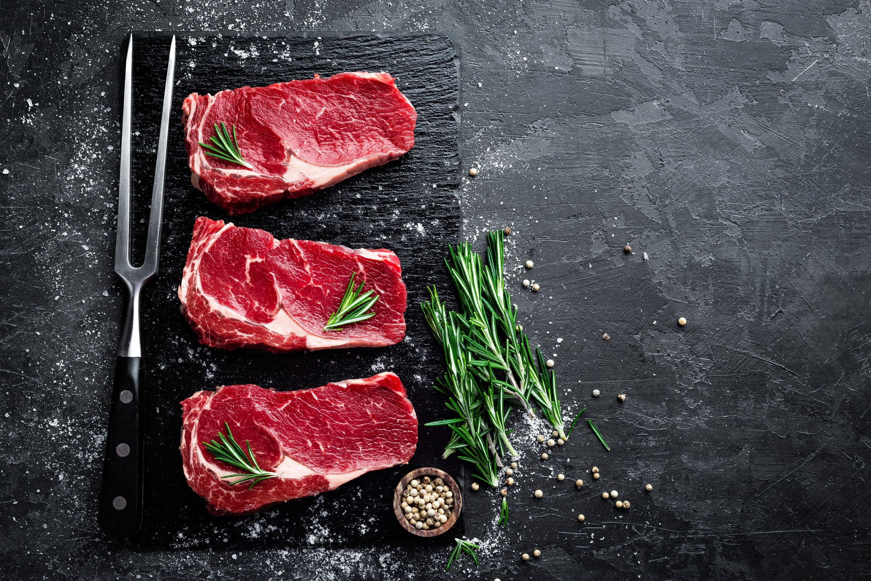 fork, 2K, muscles, animals, food, cutting board, flesh, meat, salt, Pepper, still life, rosemary, cow, HD Wallpaper