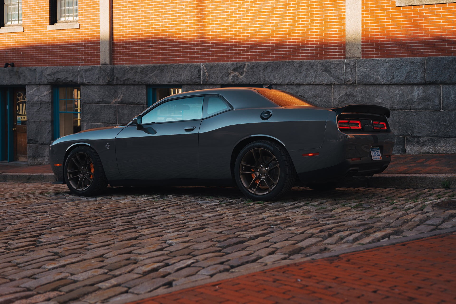 motor vehicle, wheel, built structure, land vehicle, building, mode of transportation, brick, day, stationary, retro styled, architecture, Dodge Challenger SRT, HD Wallpaper