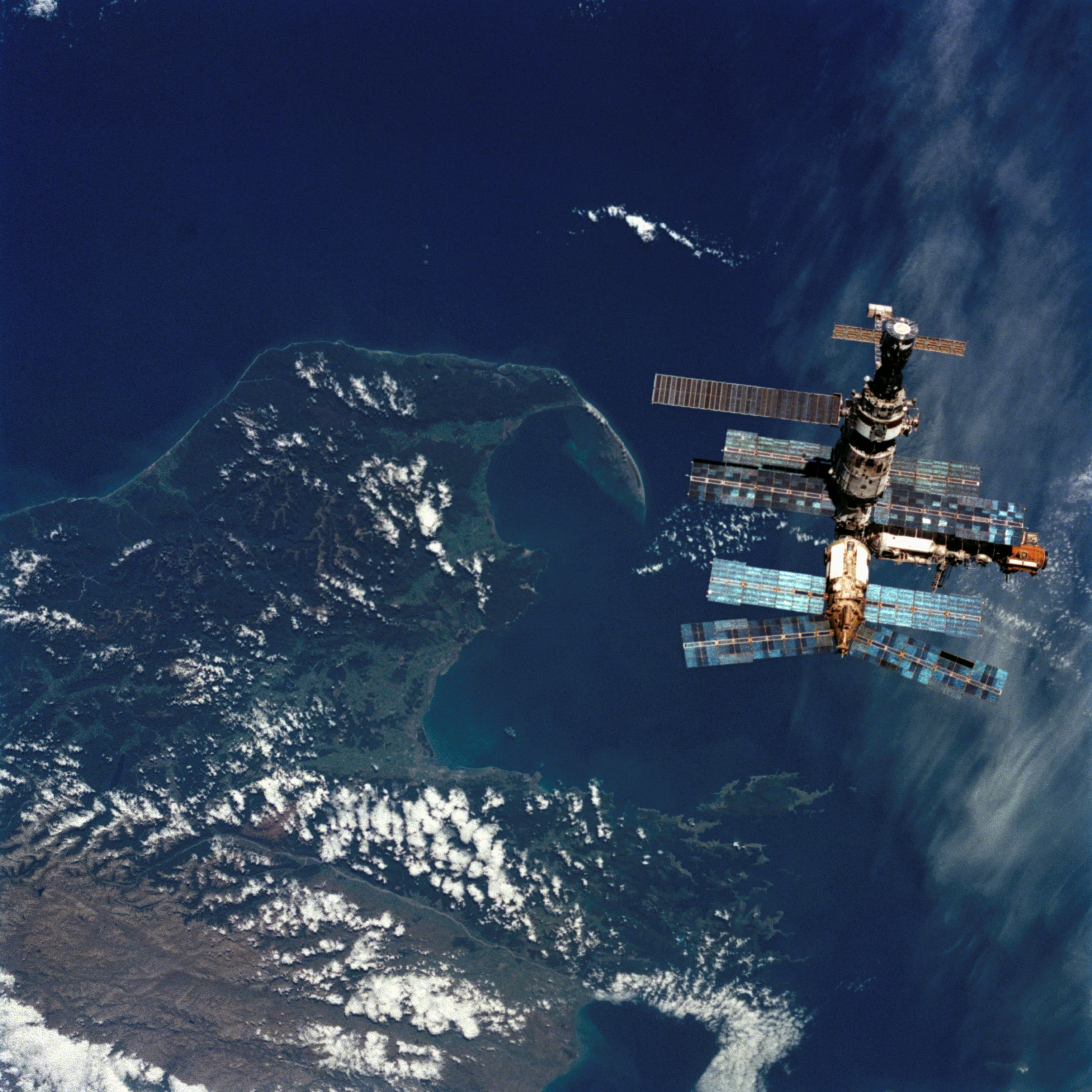 international, fuel and power generation, water, fossil fuel, Mir Space Station, space, planet earth, sea, 4K, New Zealand, station, industry, oil industry, Phone HD Wallpaper
