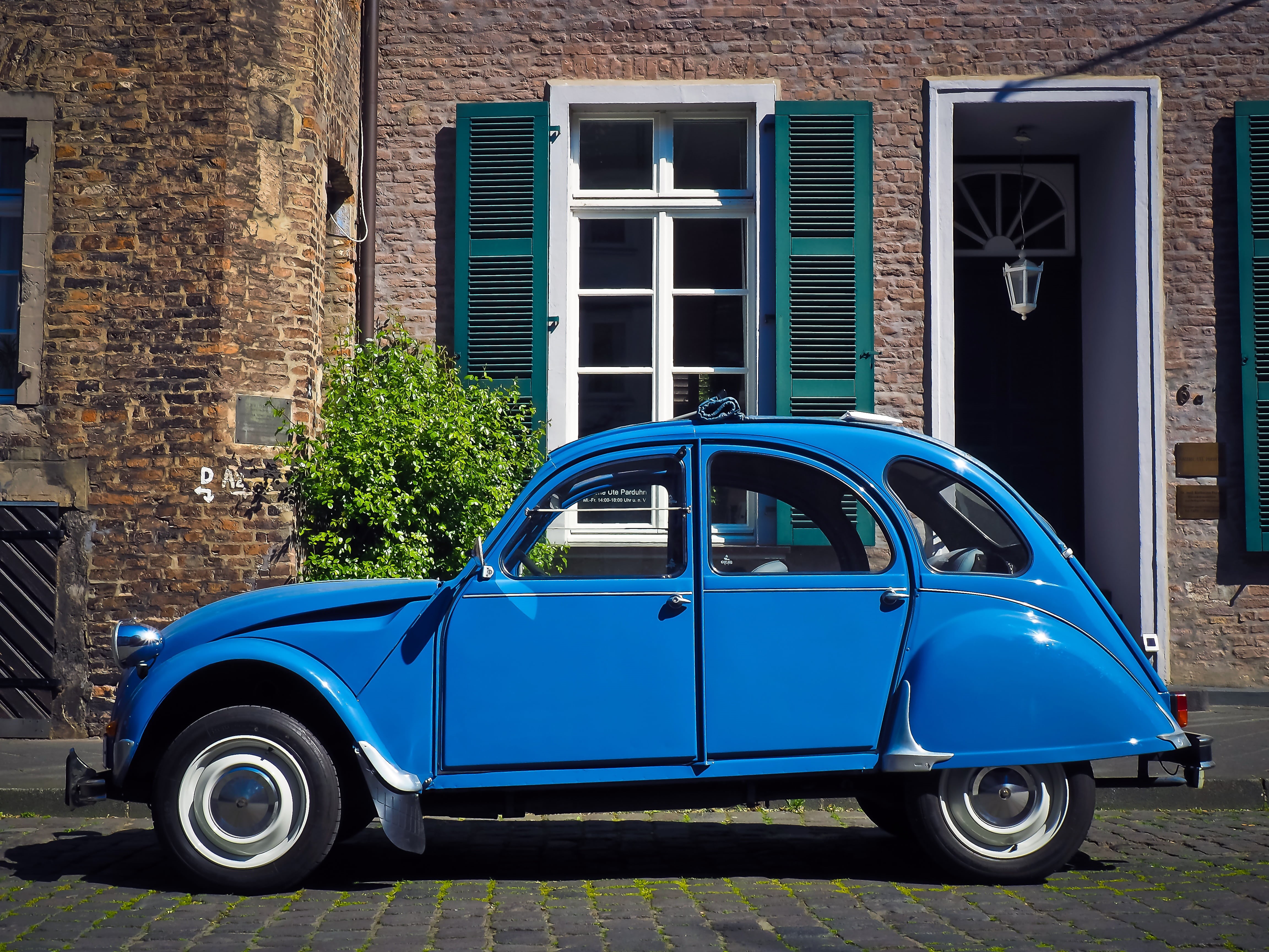 4K, brown, motor vehicle, no people, france, window, old car, auto, old-fashioned, brick, car age, vehicle, deux chevaux vapeur, citroen, blue, city, architecture, HD Wallpaper