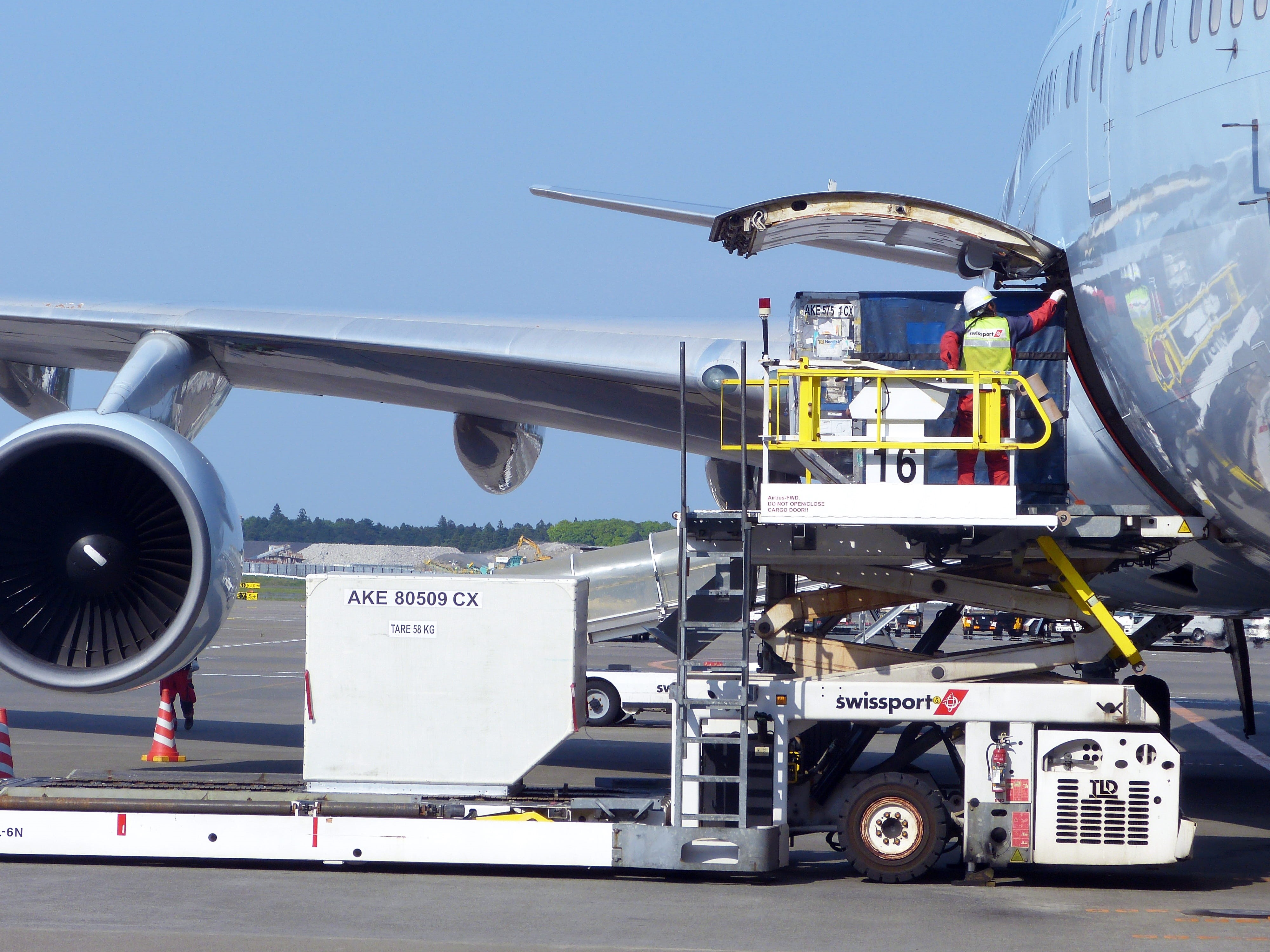 responsibility, Commercial, truck, air Vehicle, Airline, effort, commercial Airplane, land vehicle, no people, semi-truck, gray, Plane, landing, transportation, HD Wallpaper