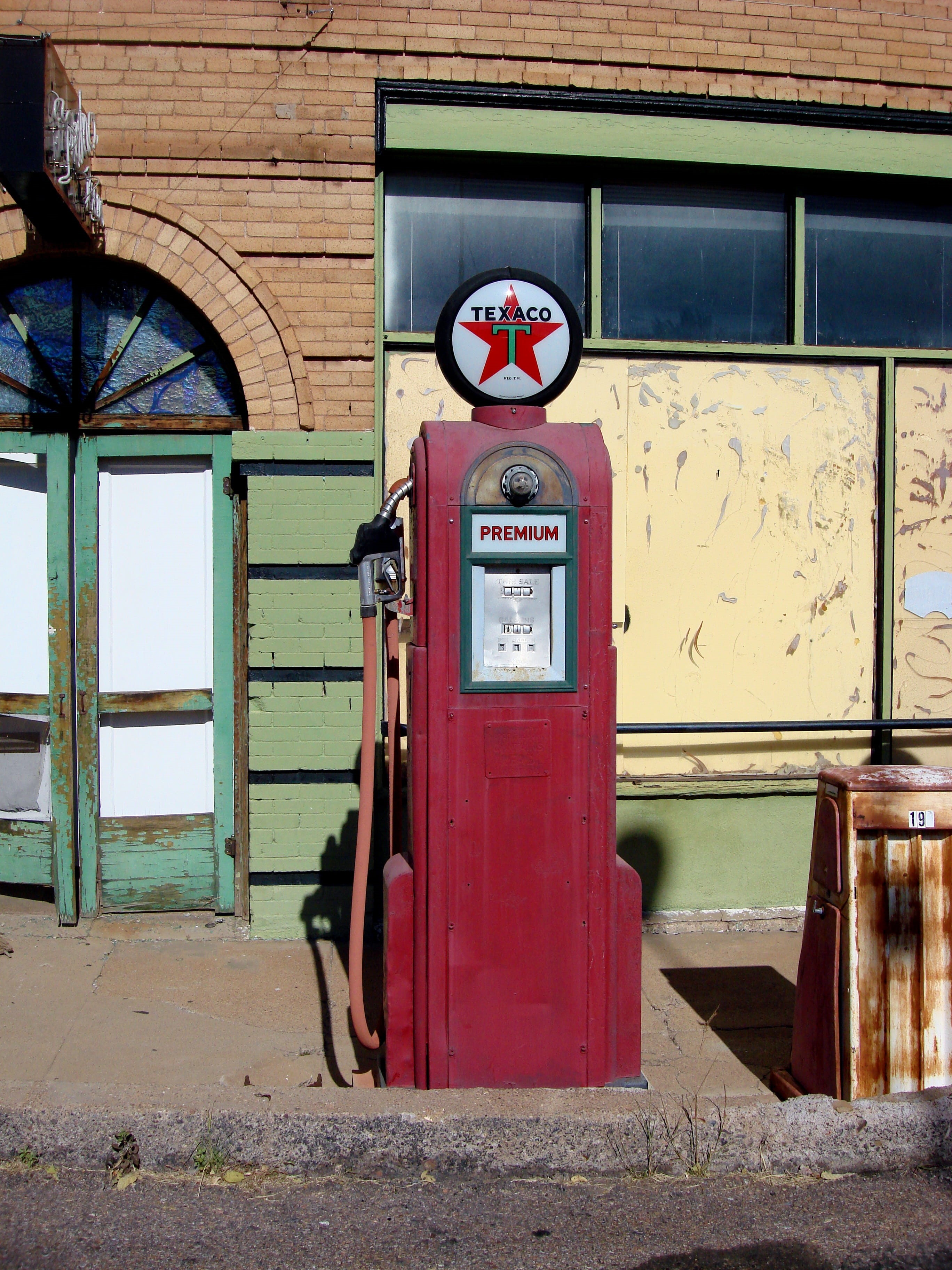 telephone, built structure, fuel pump, text, entrance, communication, no people, pump, building, building exterior, fuel, telephone booth, antique, city, Phone HD Wallpaper